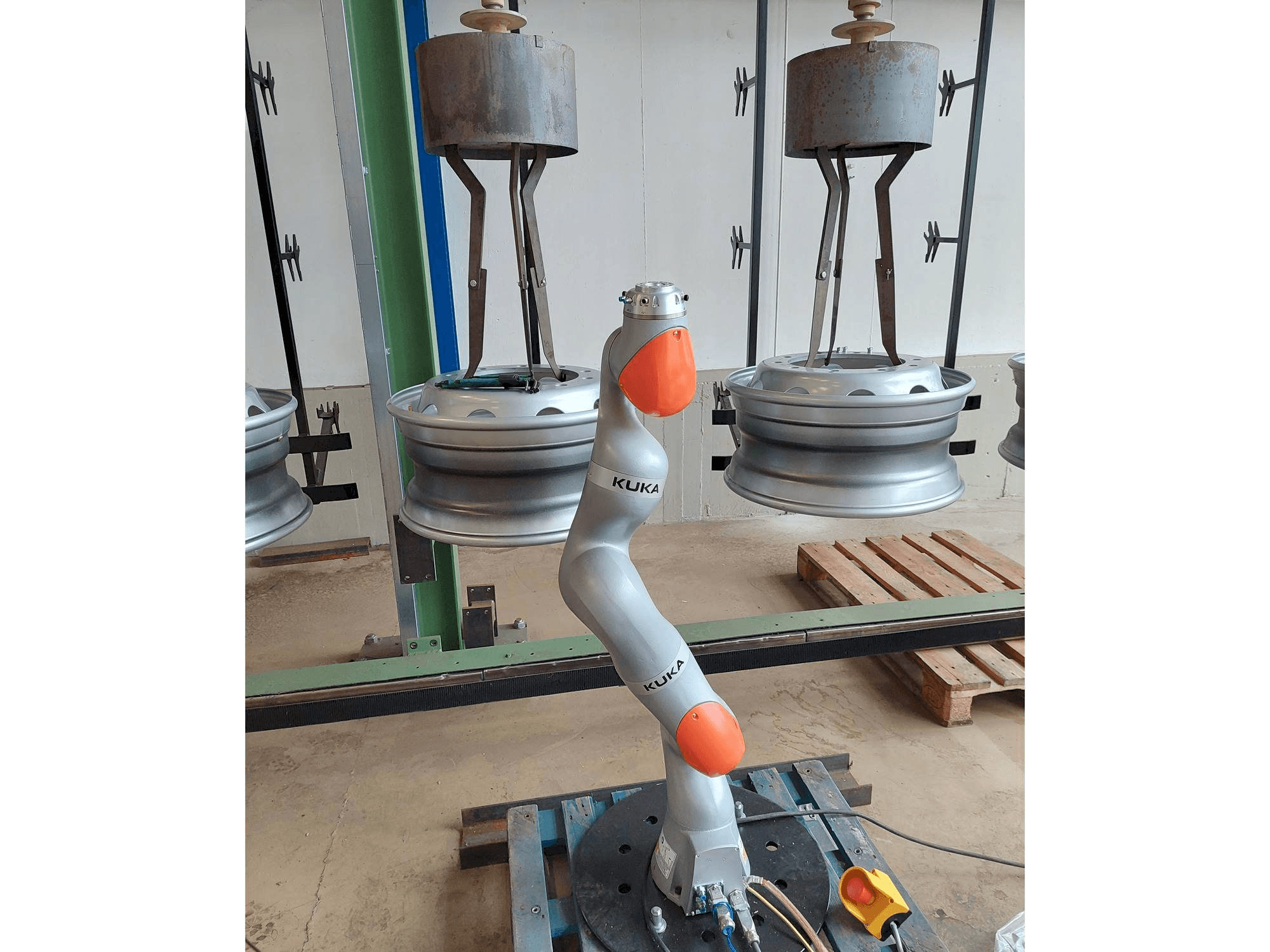 Вид станка KUKA LBR iiwa 7 спереди