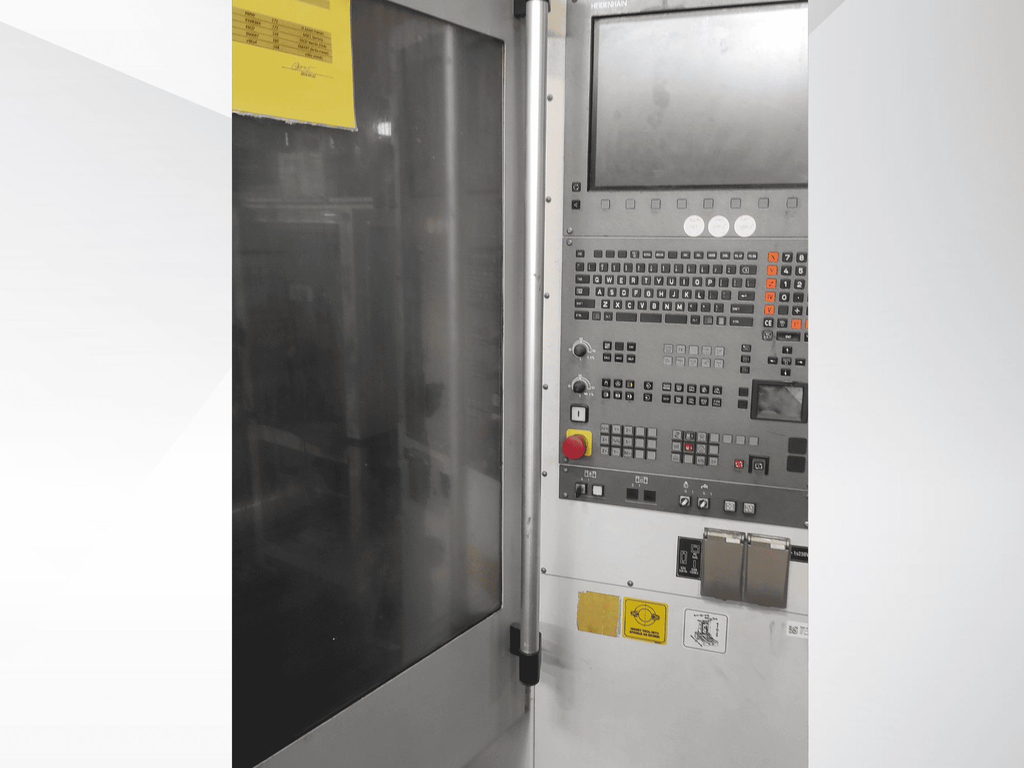 Панель управления промышленной машины Herrmann, вид спереди, с кнопками, сенсорным экраном и рабочими надписями.