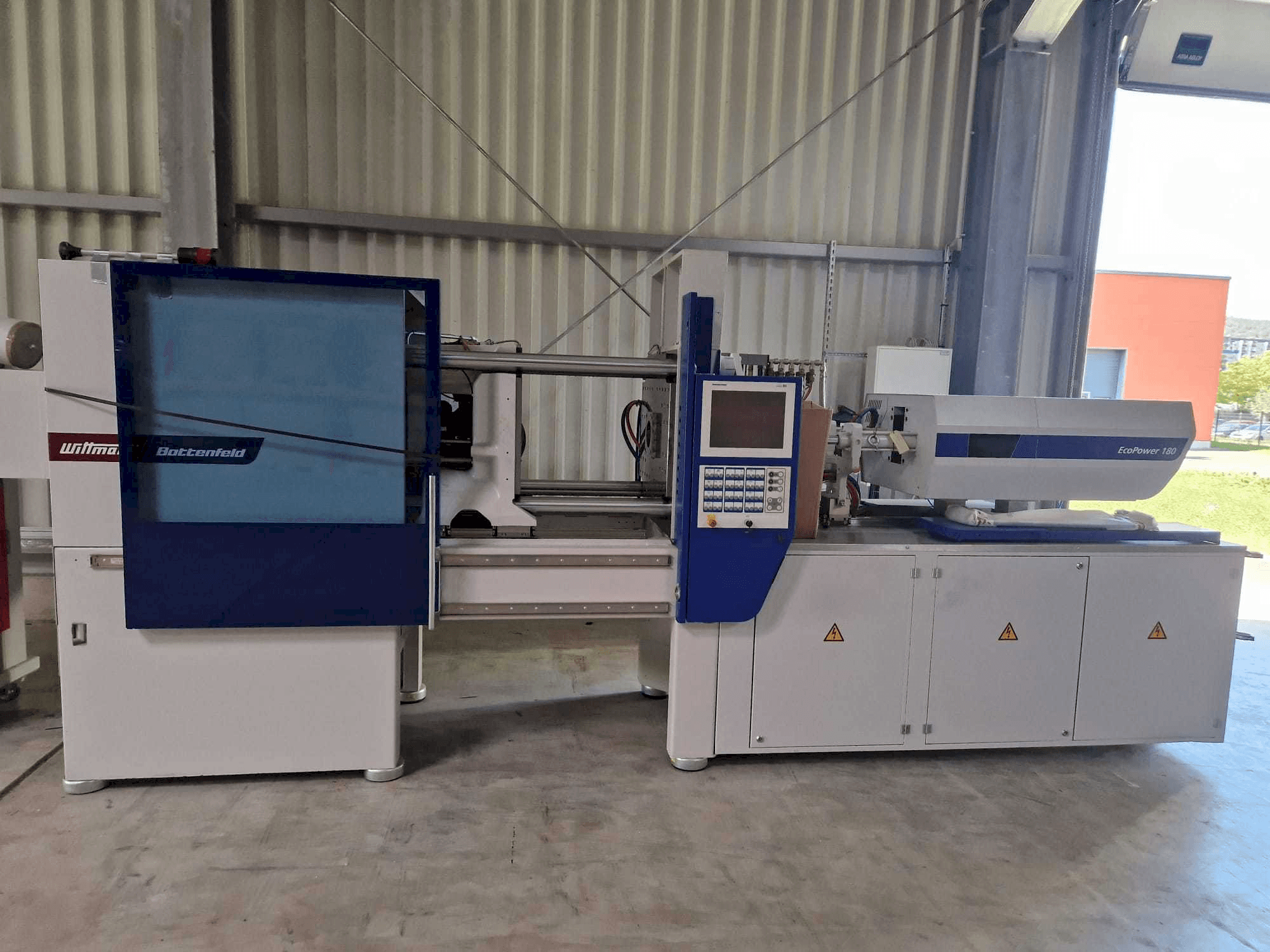 Вид станка Battenfeld EcoPower180 спереди