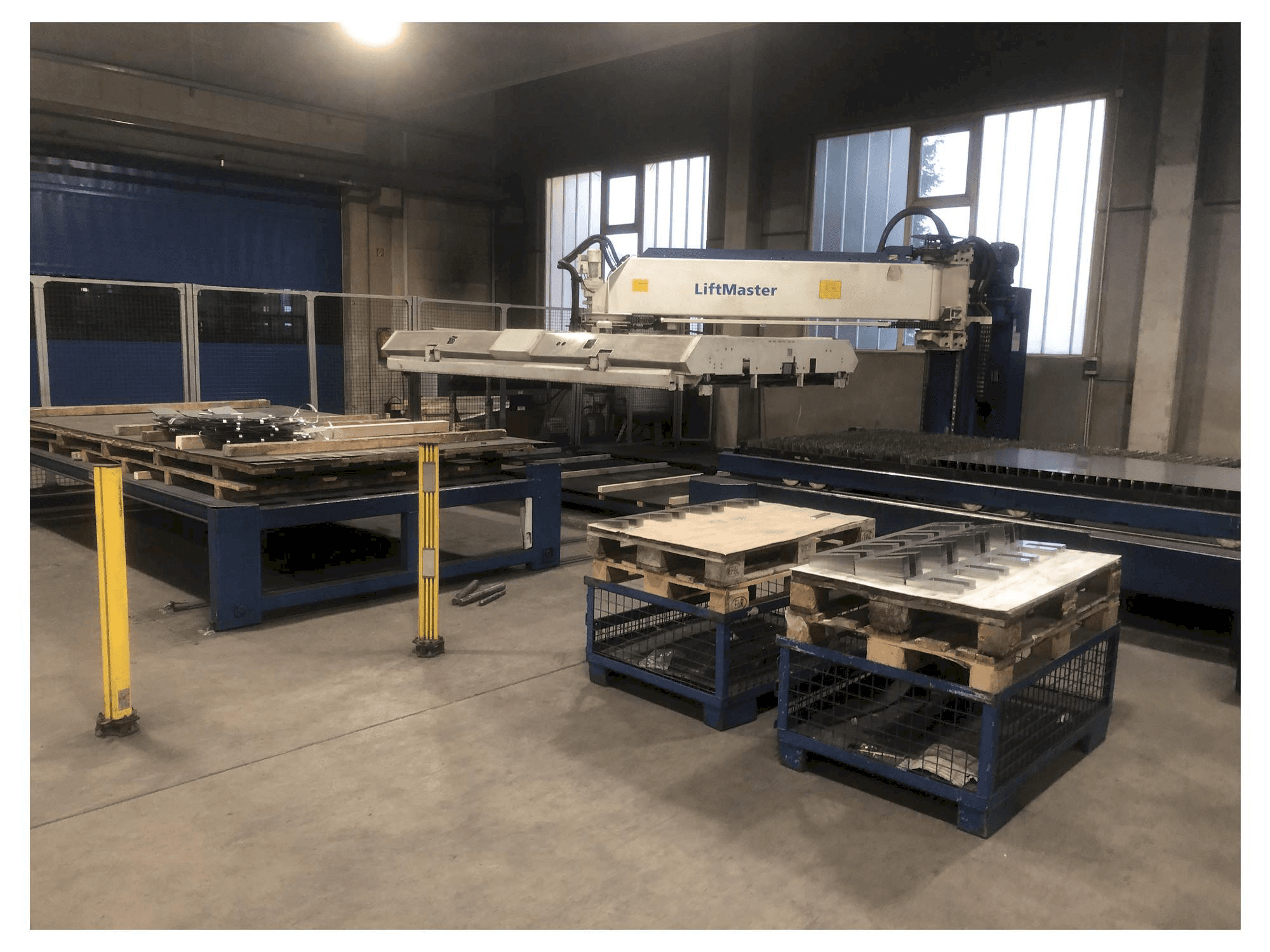 Вид станка TRUMPF TruLaser 5040 + Liftmaster спереди