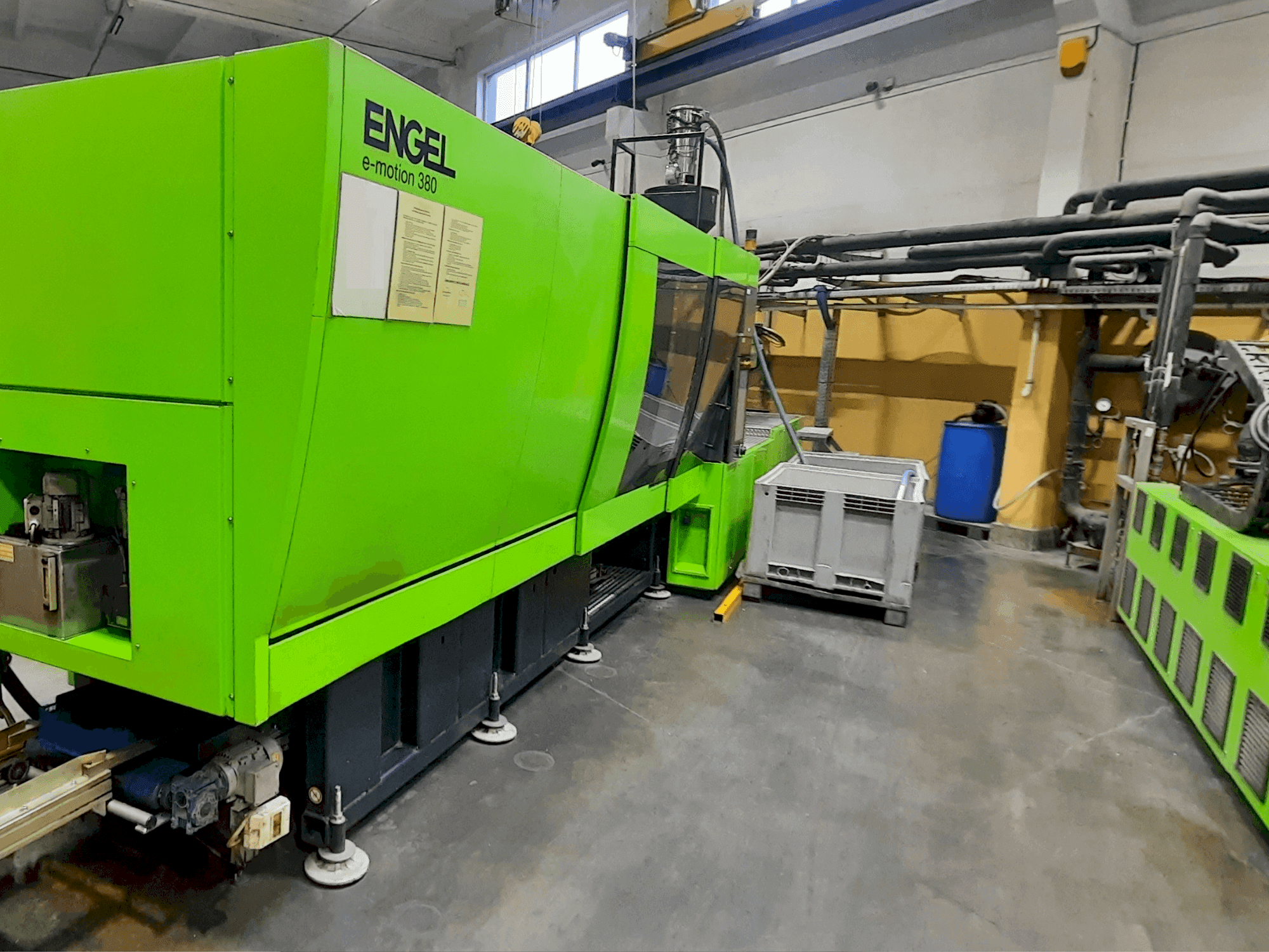 Вид станка Engel e-motion 2440/380 T спереди