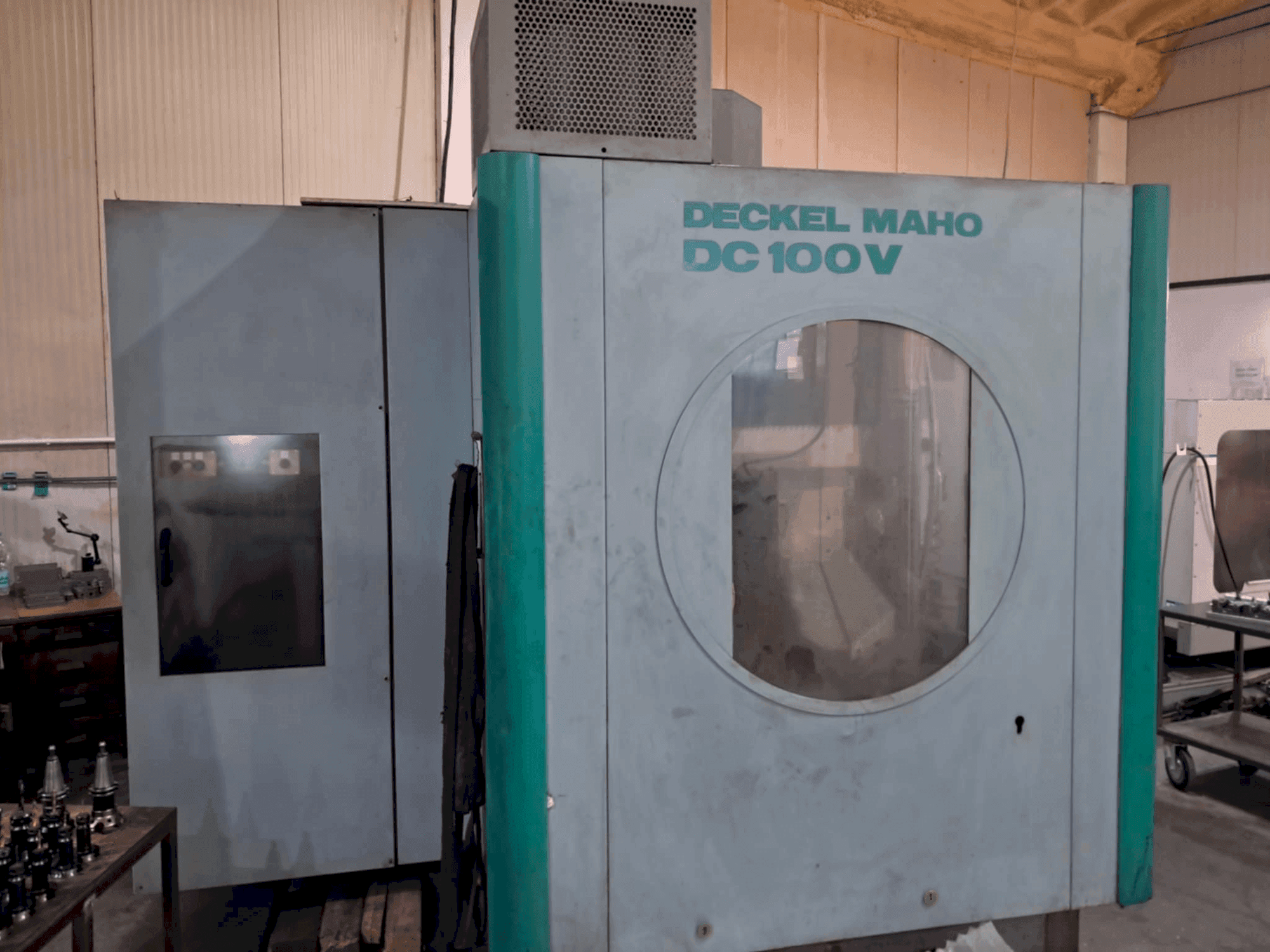 Вид станка DECKEL MAHO DC 100V спереди