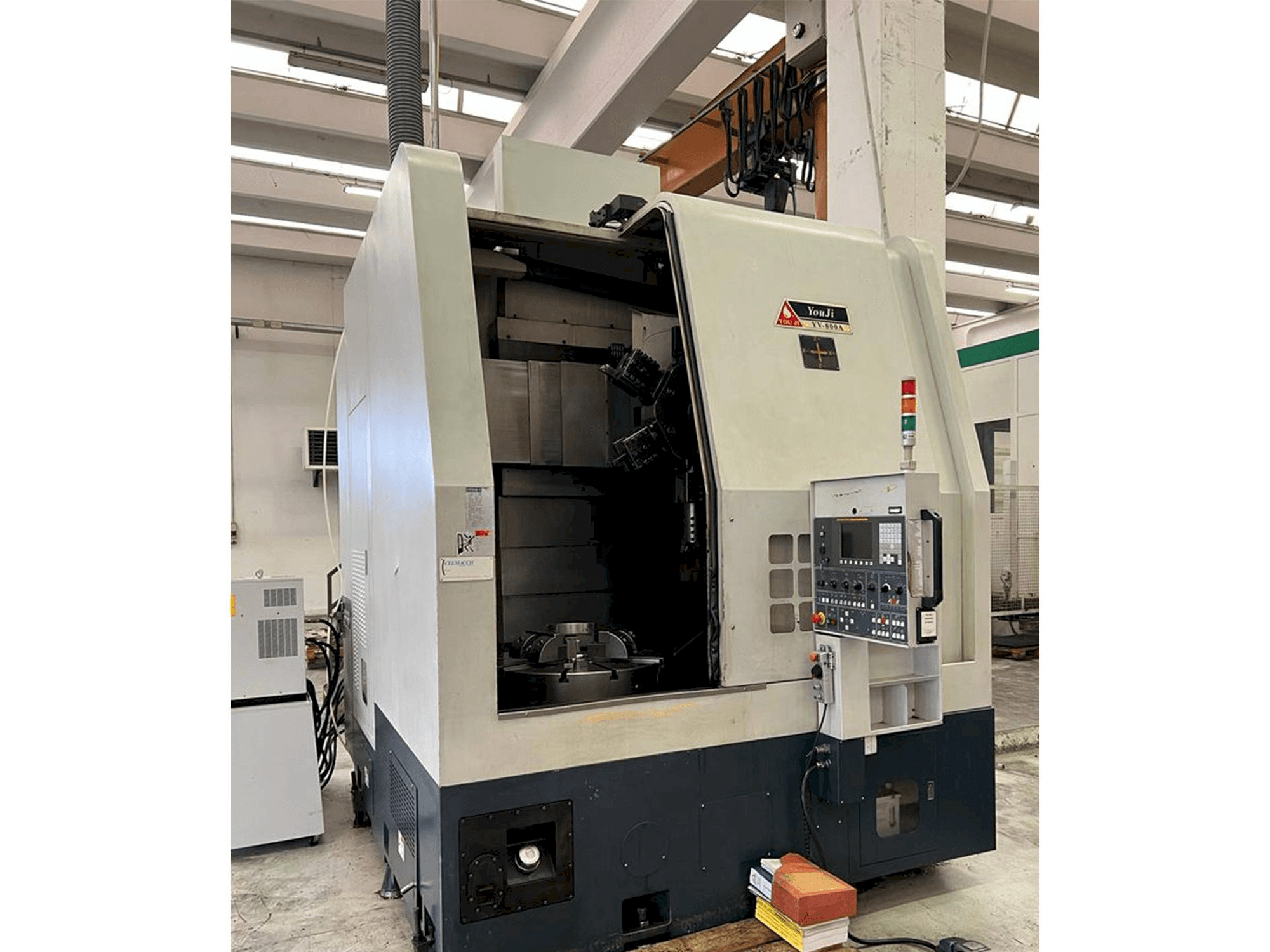 Вид станка YOU JI YV-800A спереди