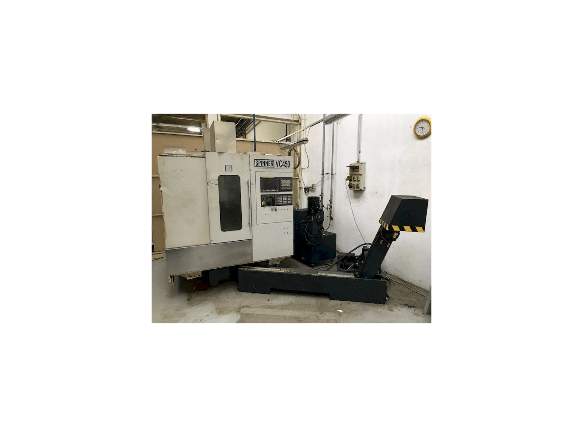 Вид станка SPINNER VC 450 спереди