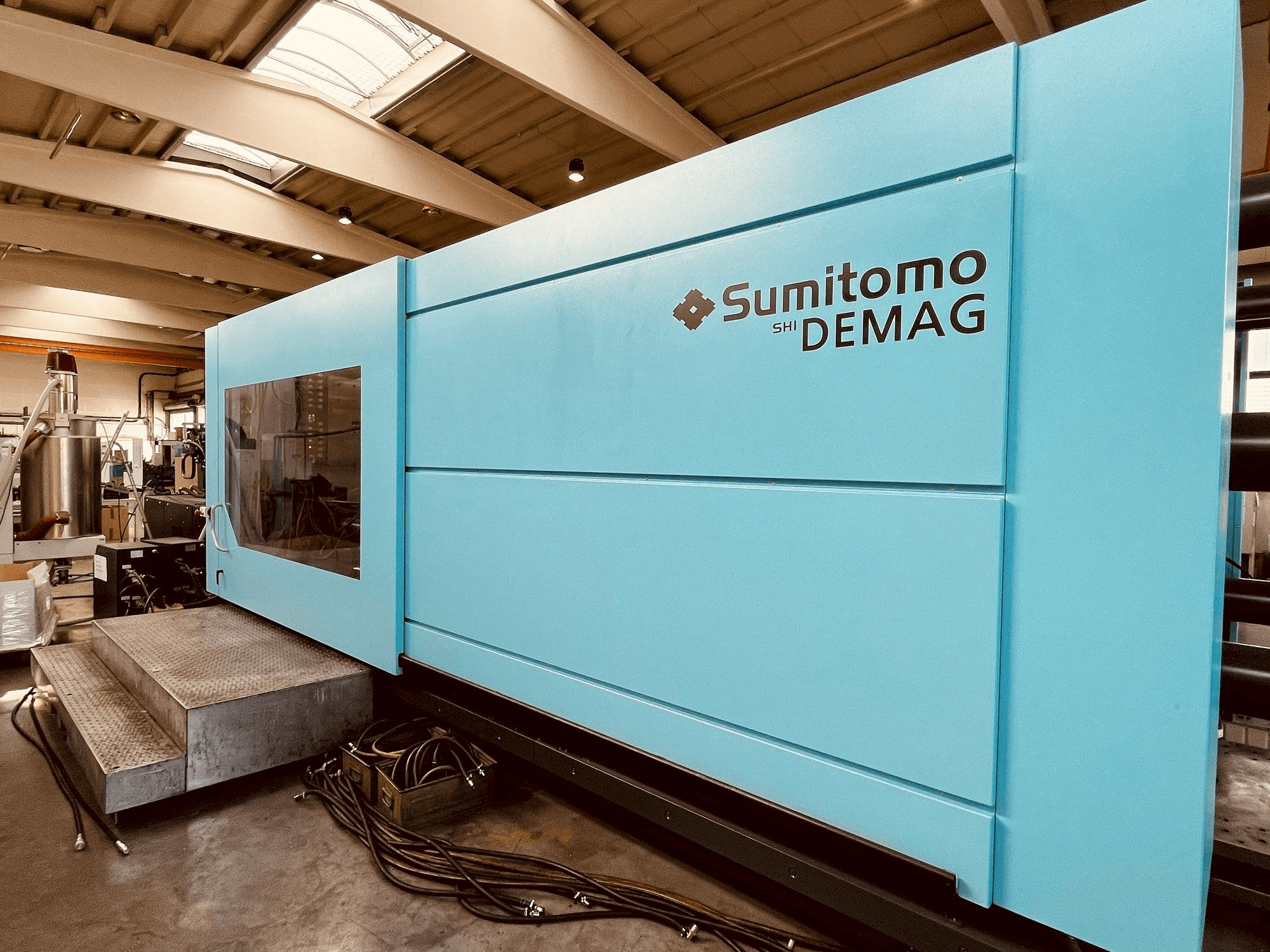 Вид станка Sumitomo Demag Systec 1300 1500-9500 Servo спереди