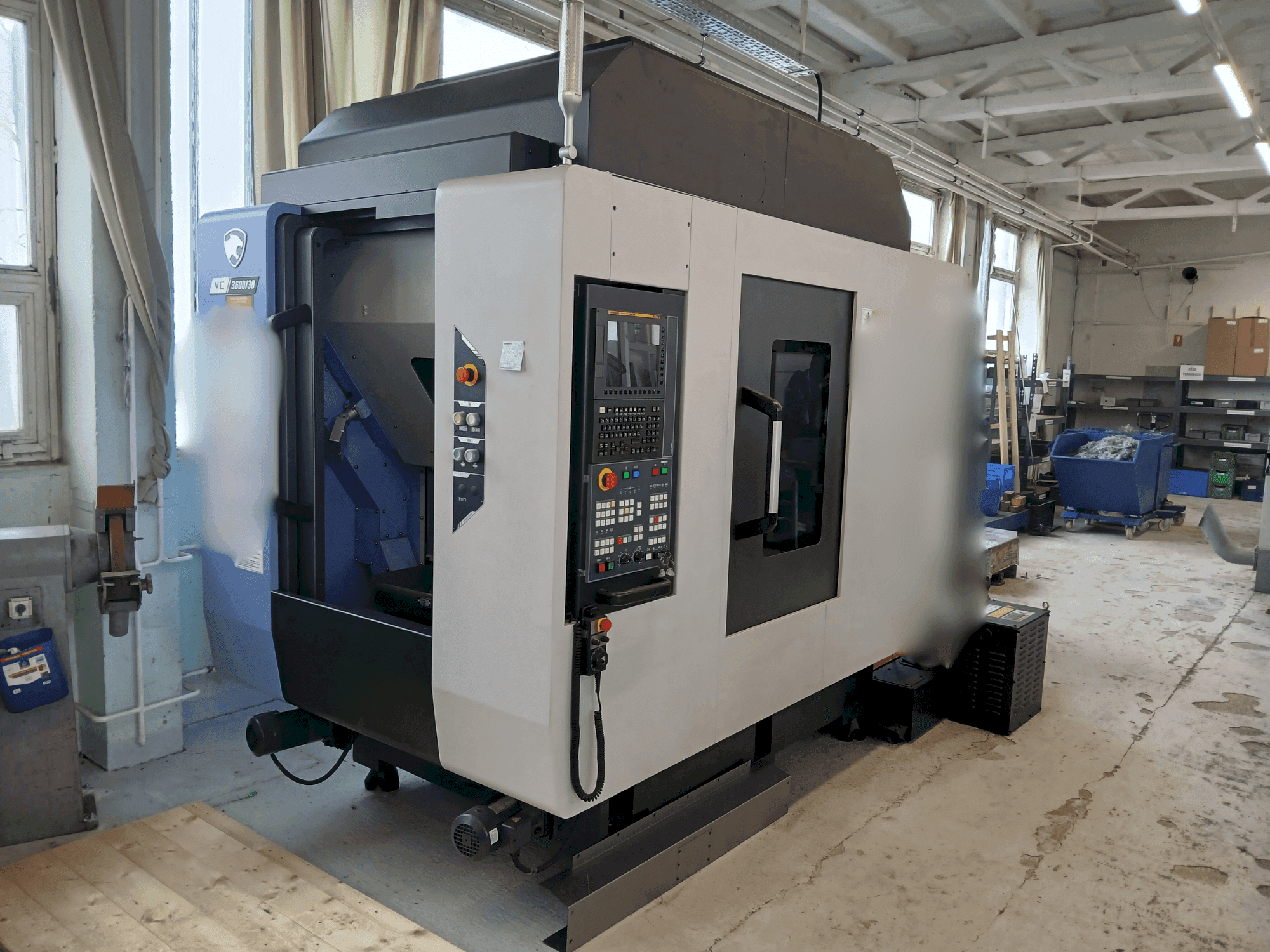 Вид станка DN SOLUTIONS VC 3600/30 спереди