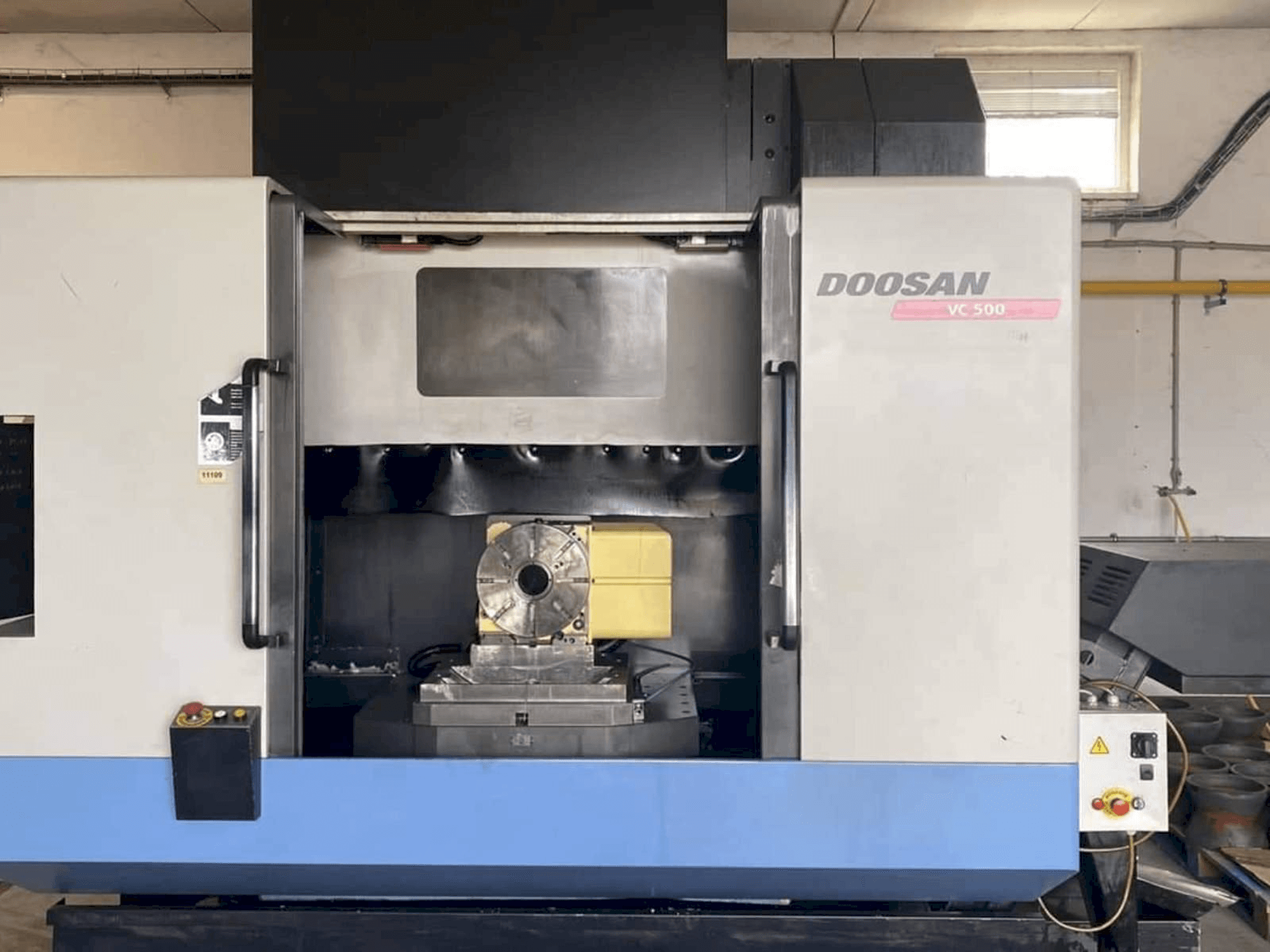 Вид станка Doosan VC 500 спереди
