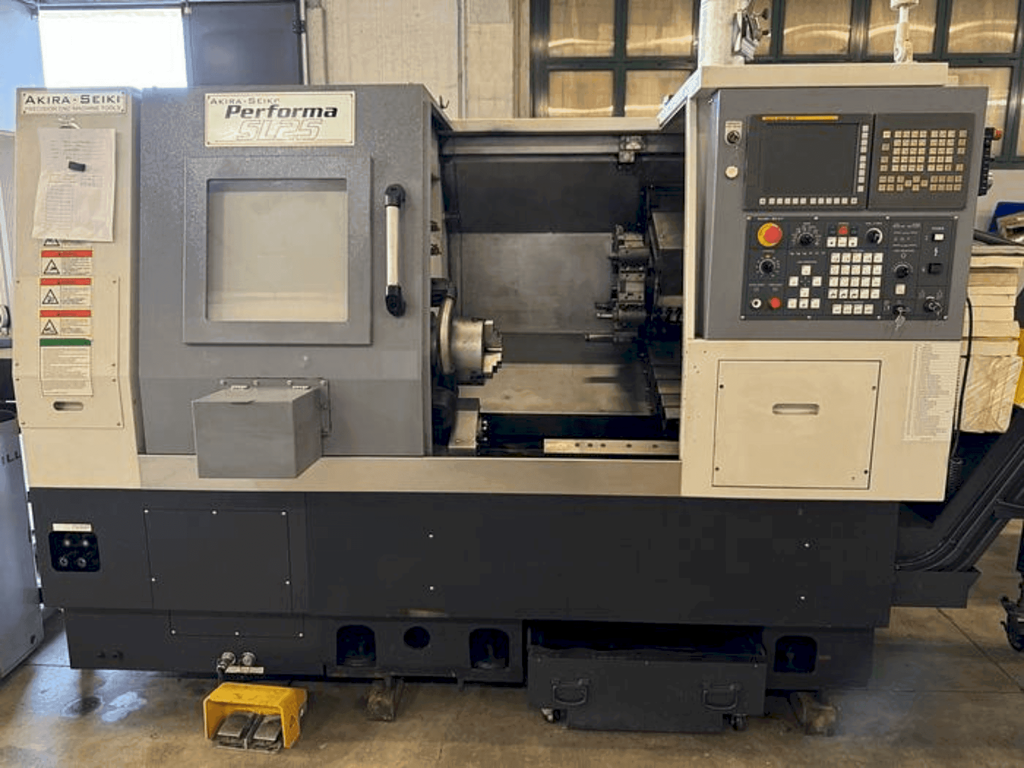 Вид станка Akira Seiki Performa SL25 спереди