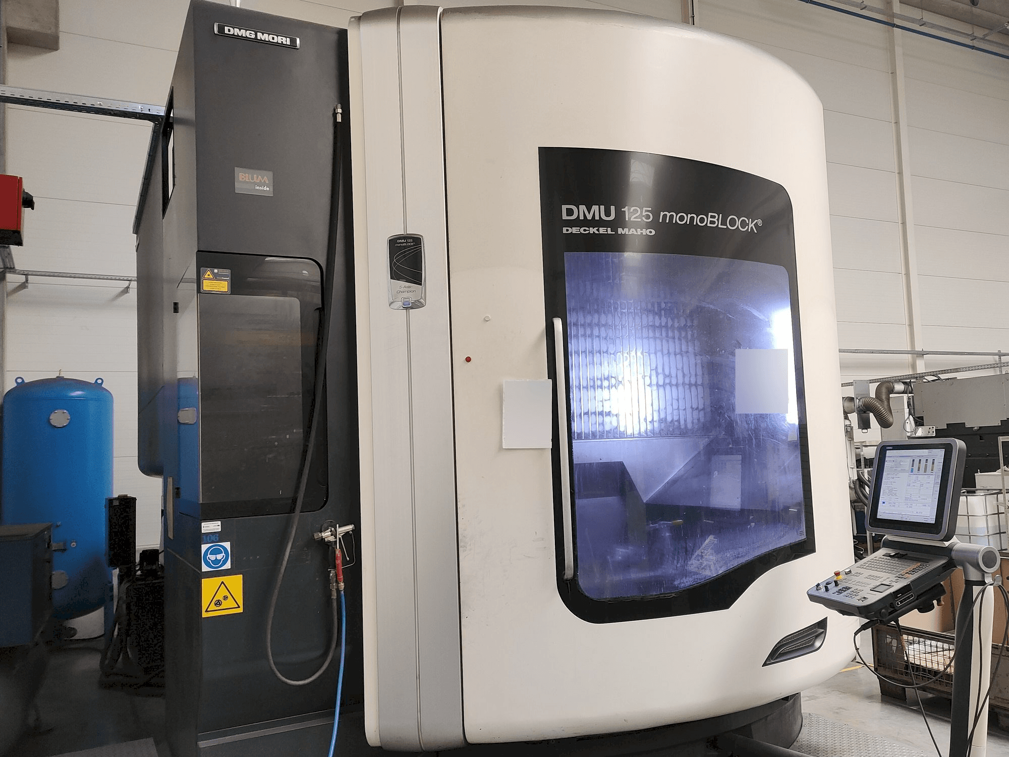 Вид станка DMG MORI DMU125 monoBLOCK спереди