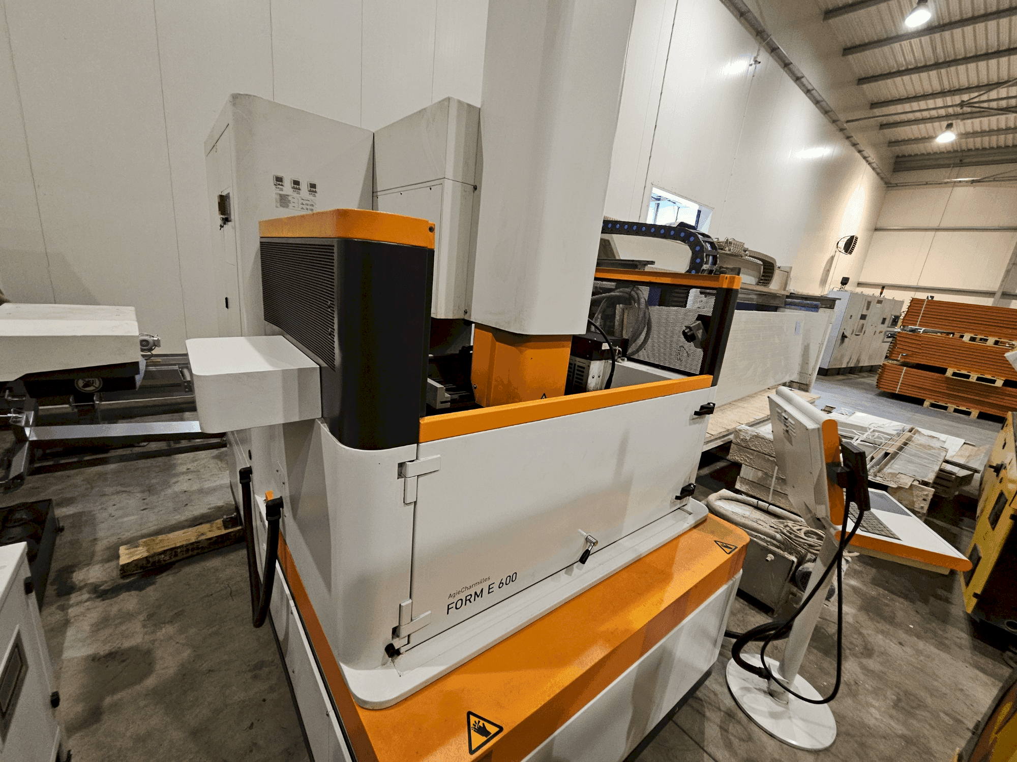 Вид станка AgieCharmilles Form E 600 спереди