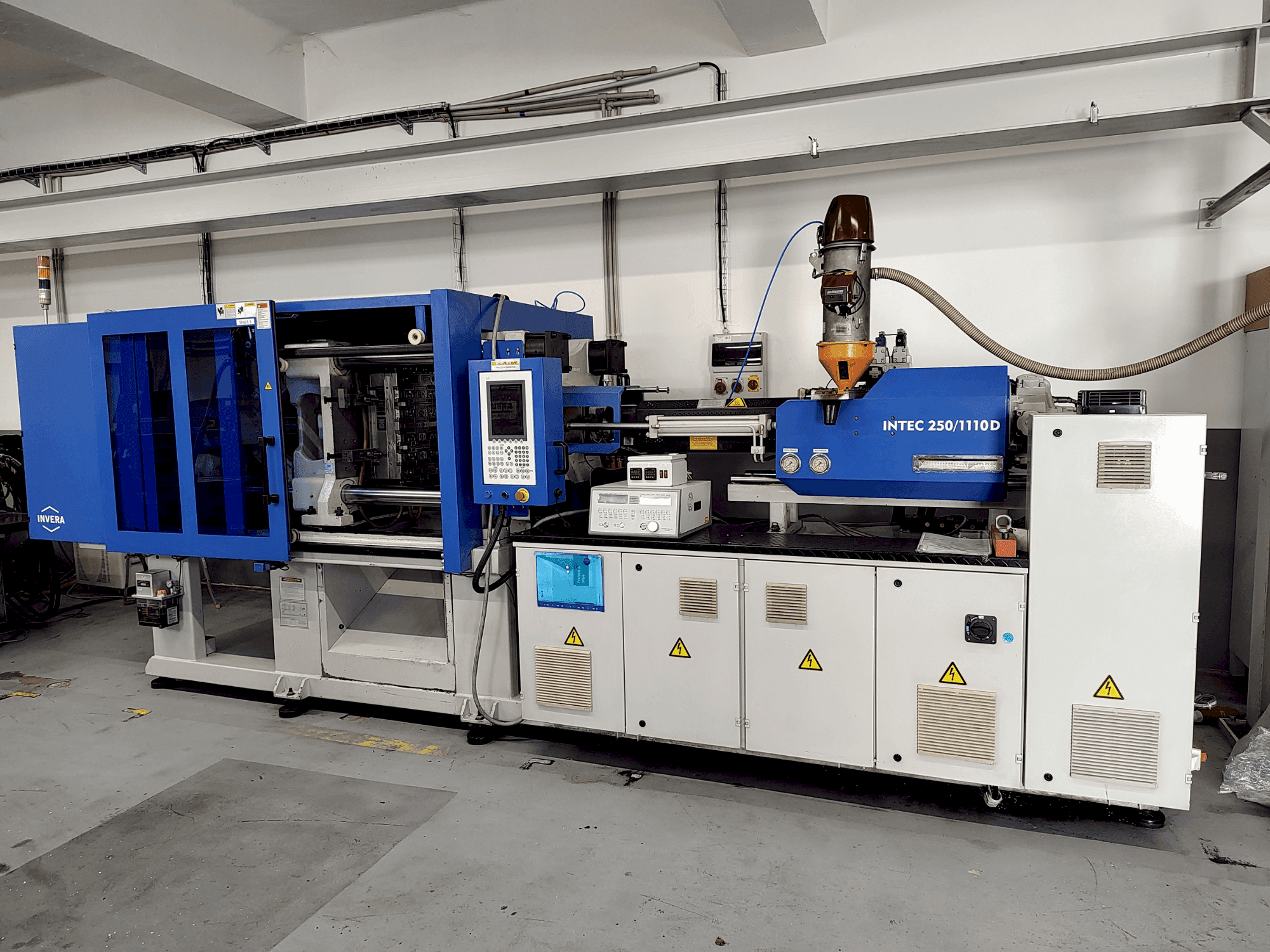 Вид станка INVERA Intec 250/1110 спереди