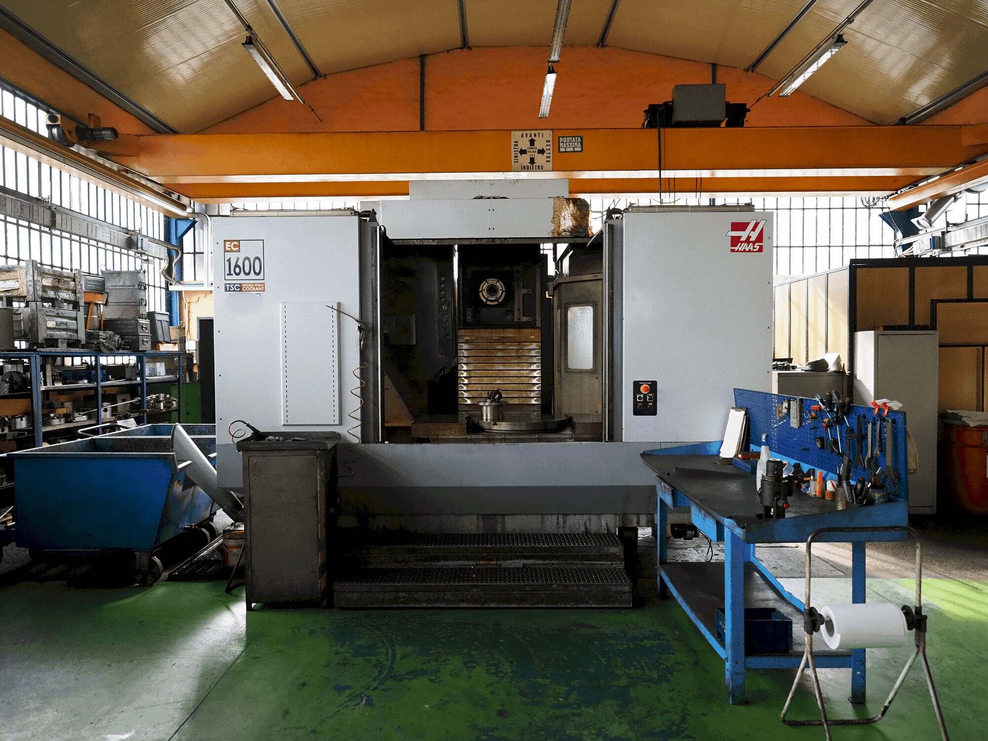 Вид станка HAAS EX 1600 4X спереди