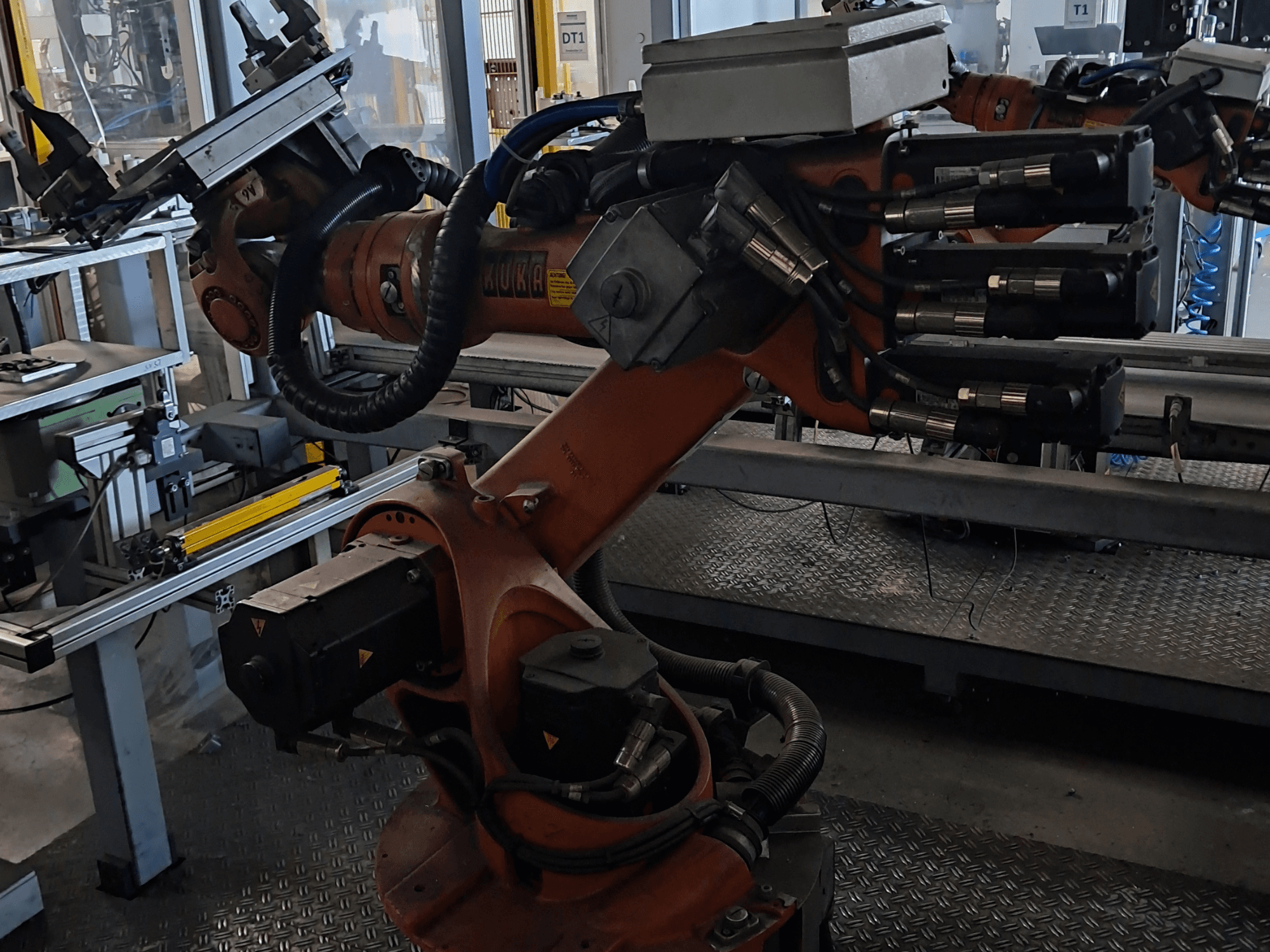 Роботизированный манипулятор KUKA KR 16-2 с контроллером KRC 4, вид сбоку, на котором видны шарнирные соединения и гидравлические соединения.