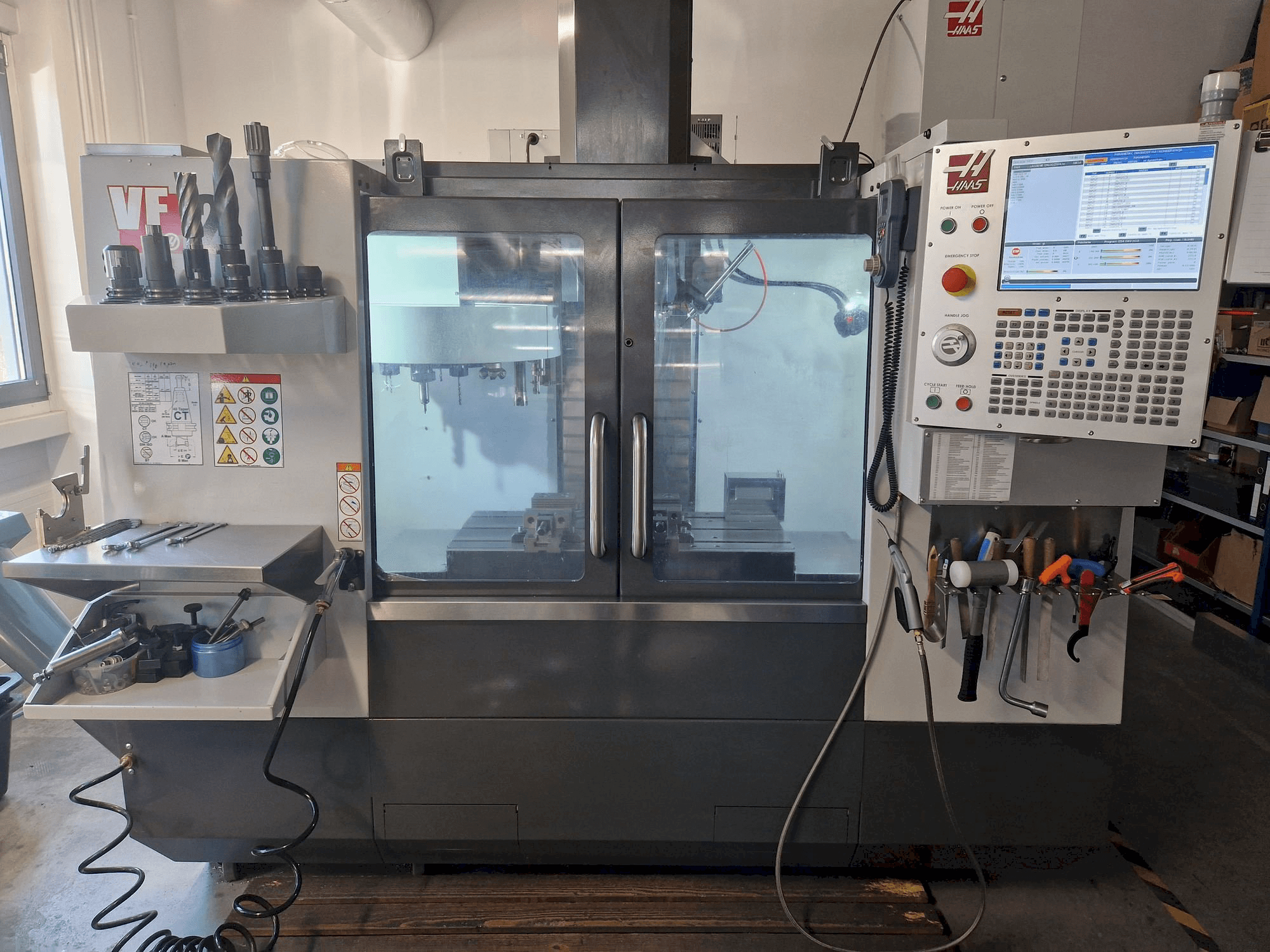 Вид станка HAAS VF-2 спереди