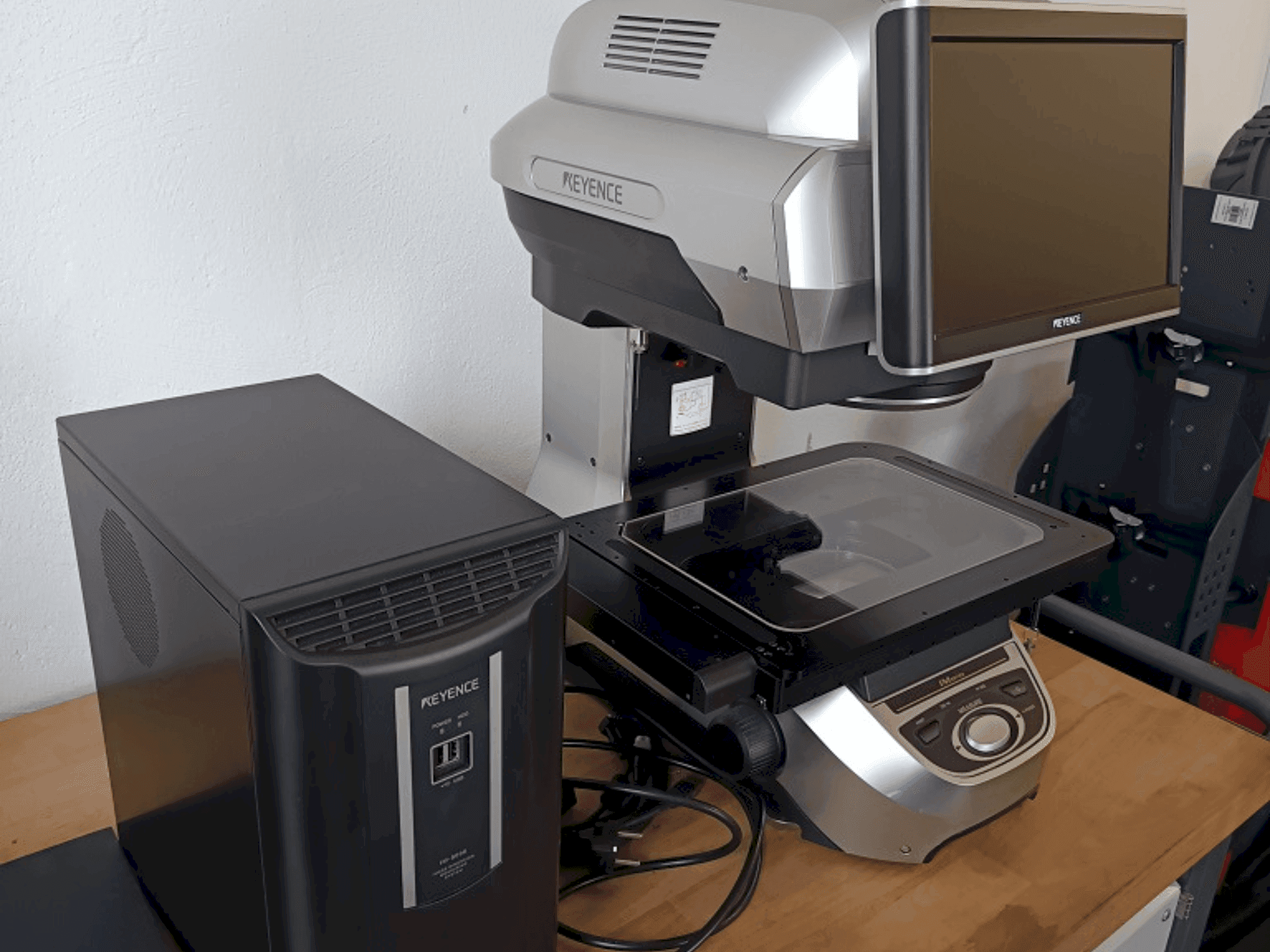 Вид станка KEYENCE 8030T спереди