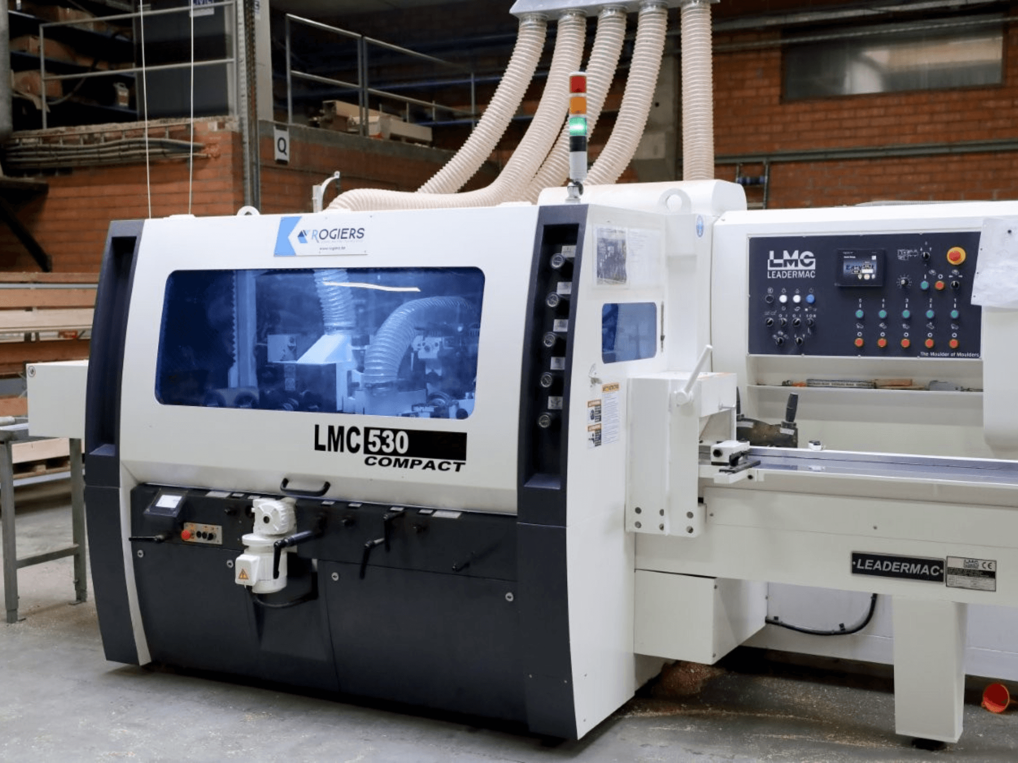 LEADERMAC LMC 530 Компактный деревообрабатывающий станок; вид спереди демонстрирует элементы управления, пылеудаления и рабочей зоны.