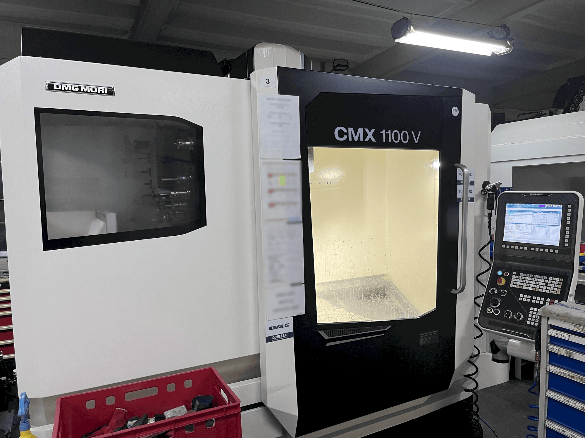 Вид станка с DMG MORI CMX 1100 V правой стороны