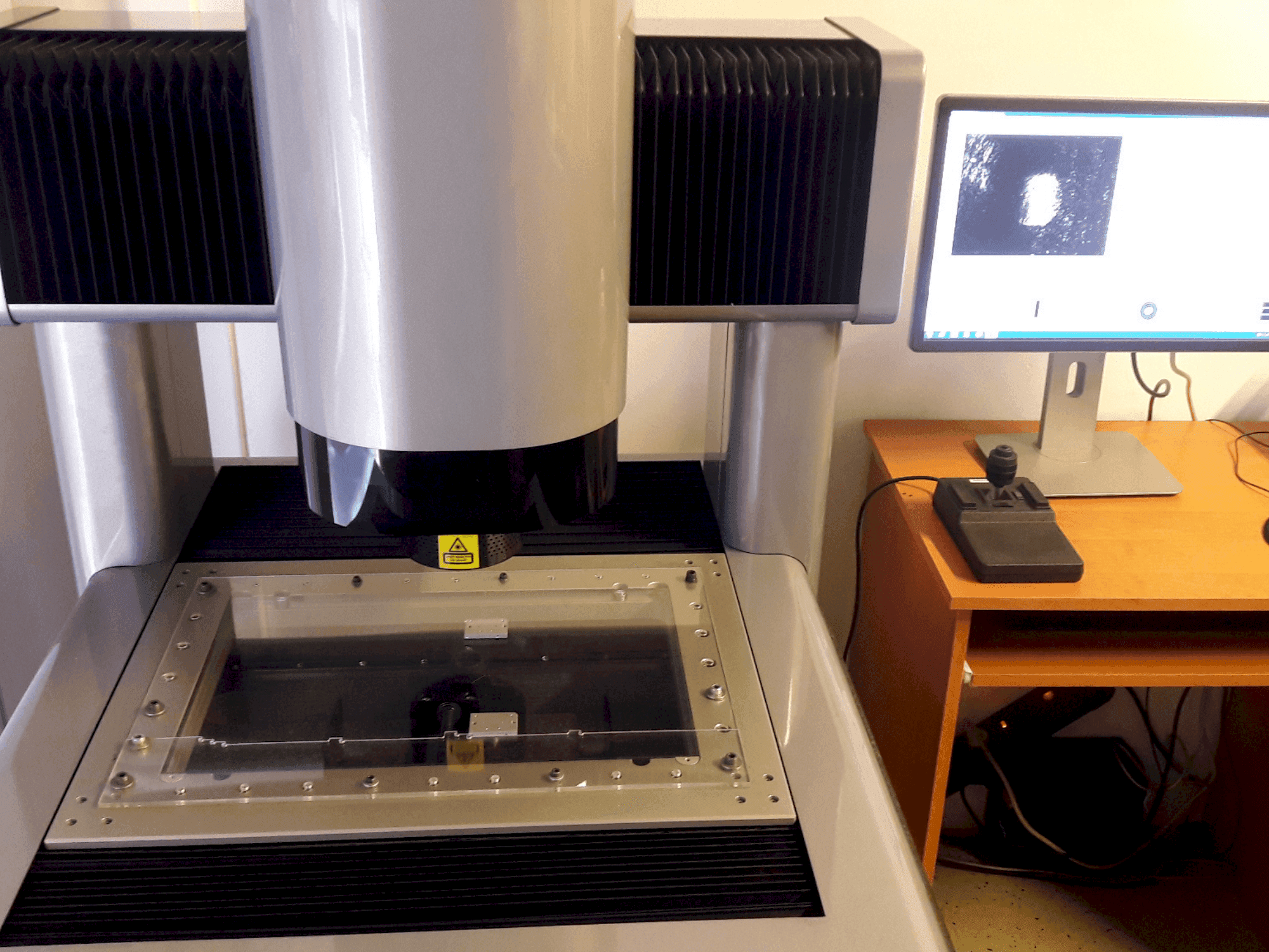 Вид станка SCHUT DeMeet-400 спереди