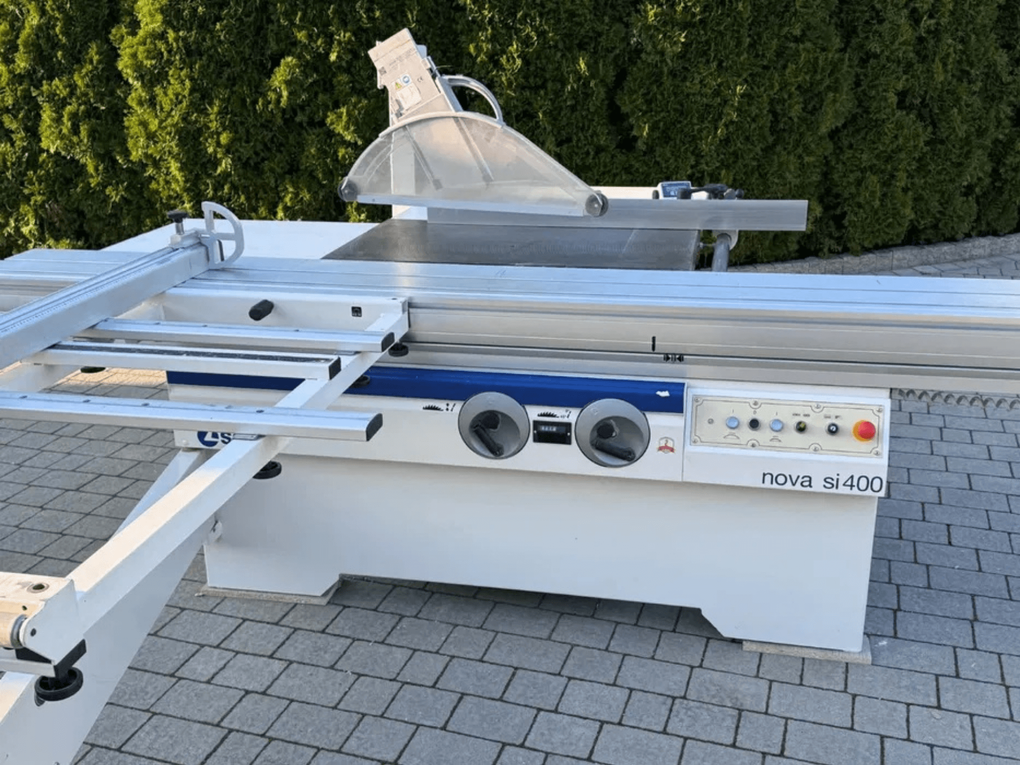 Циркулярная пила для резки дерева SCM NOVA 400 в виде спереди: на фотографии видны пильный диск, панель управления и прочная металлическая рама.
