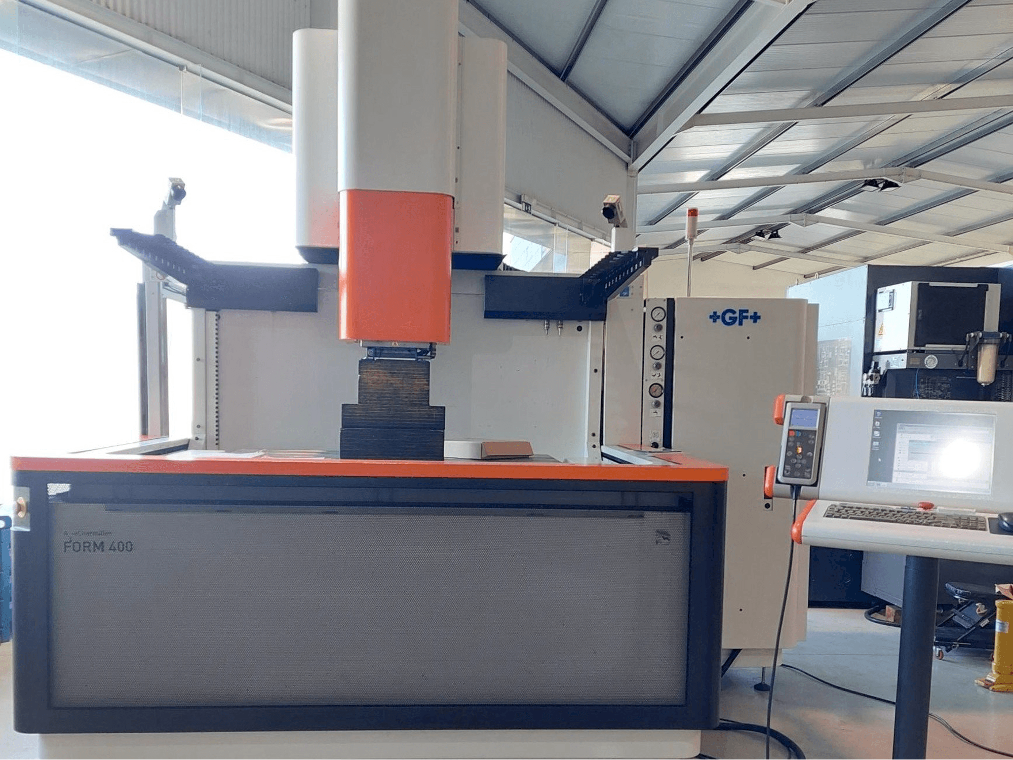 Вид станка AgieCharmilles FORM 400 спереди