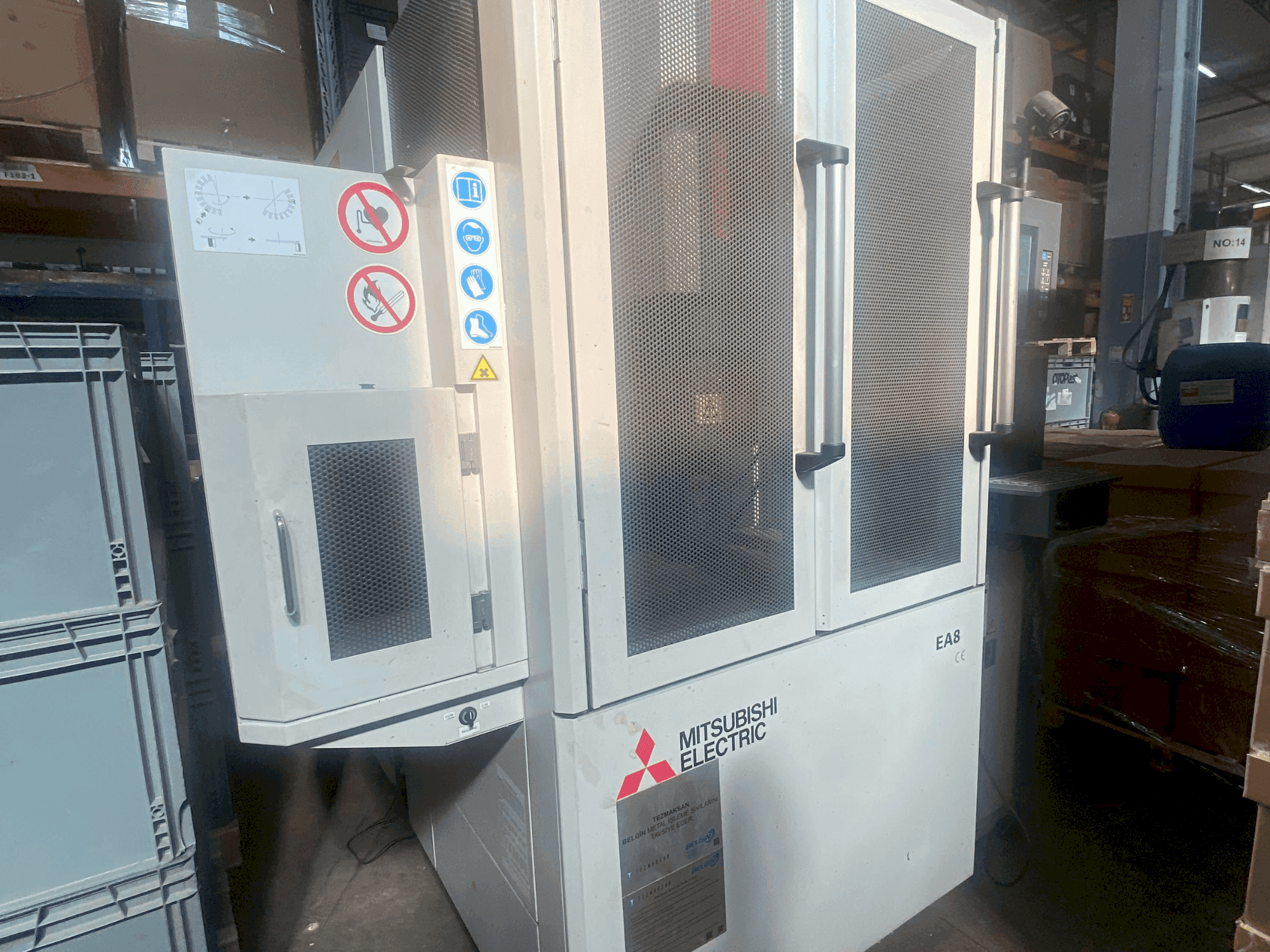 Вид станка Mitsubishi EA8 спереди