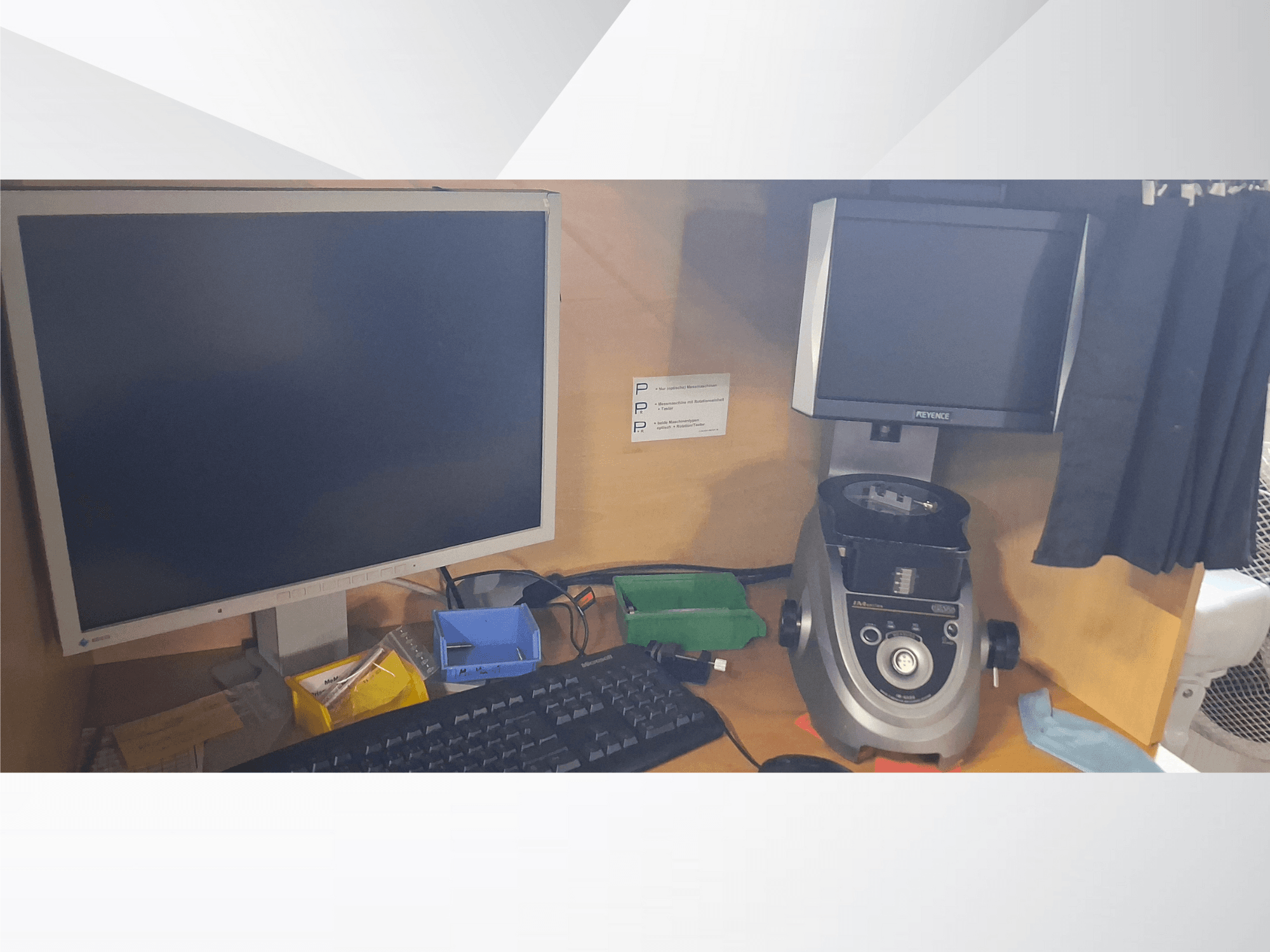 Компьютерный монитор с клавиатурой, дисплей марки PEVA и серый лабораторный прибор на деревянном столе с различными лотками и бумагами.