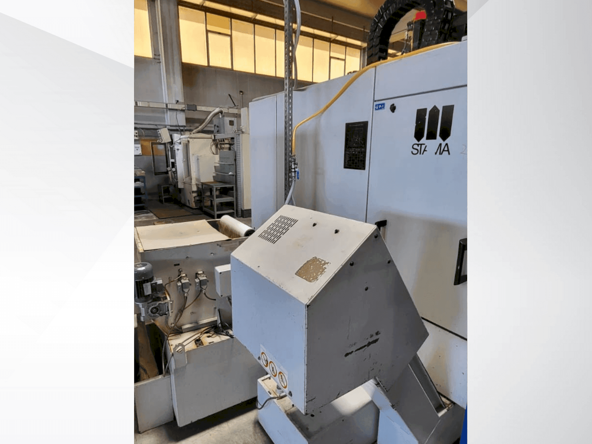 Вид станка STAMA MC325 спереди