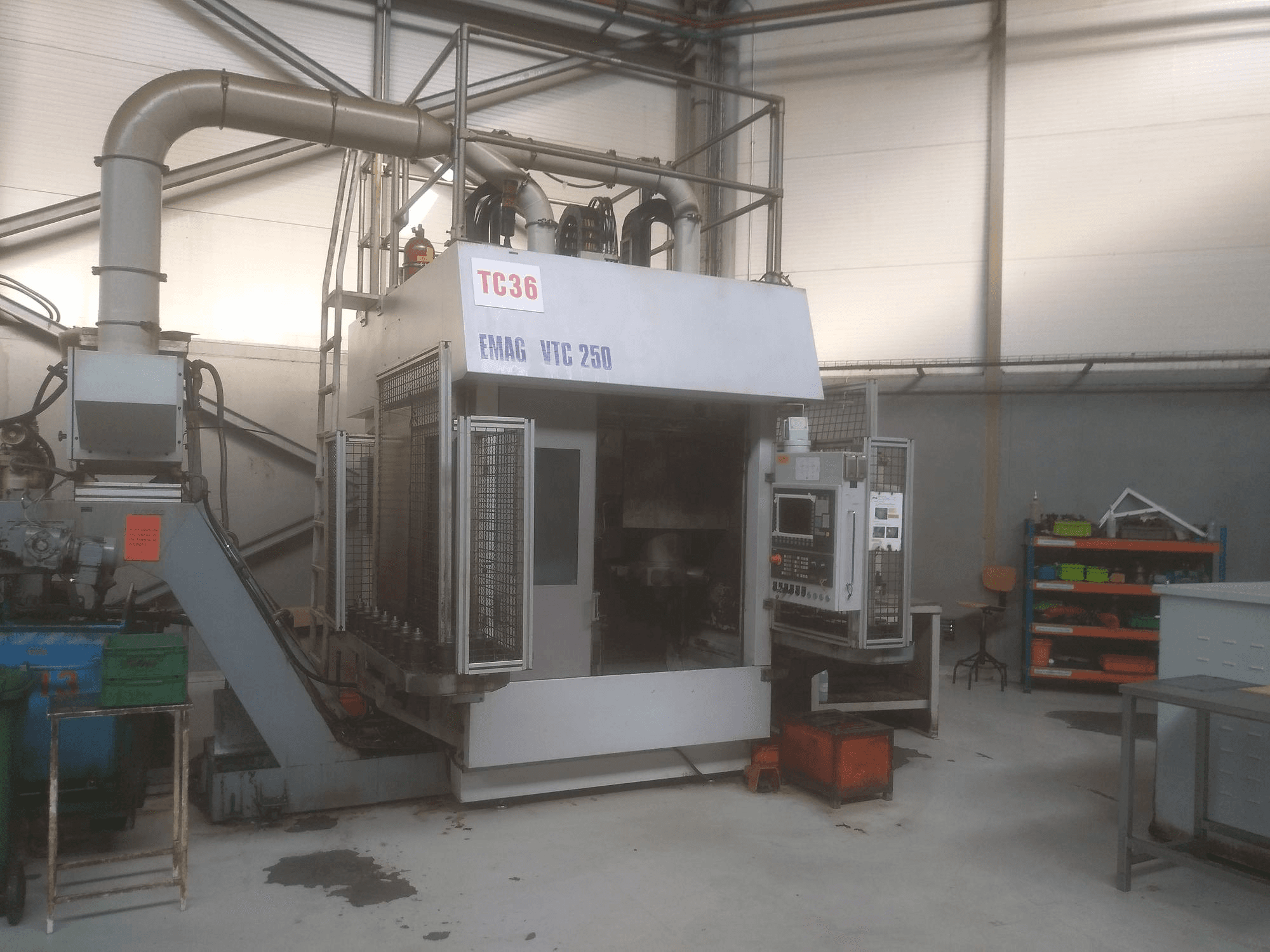Вид станка EMAG VTC 250 спереди