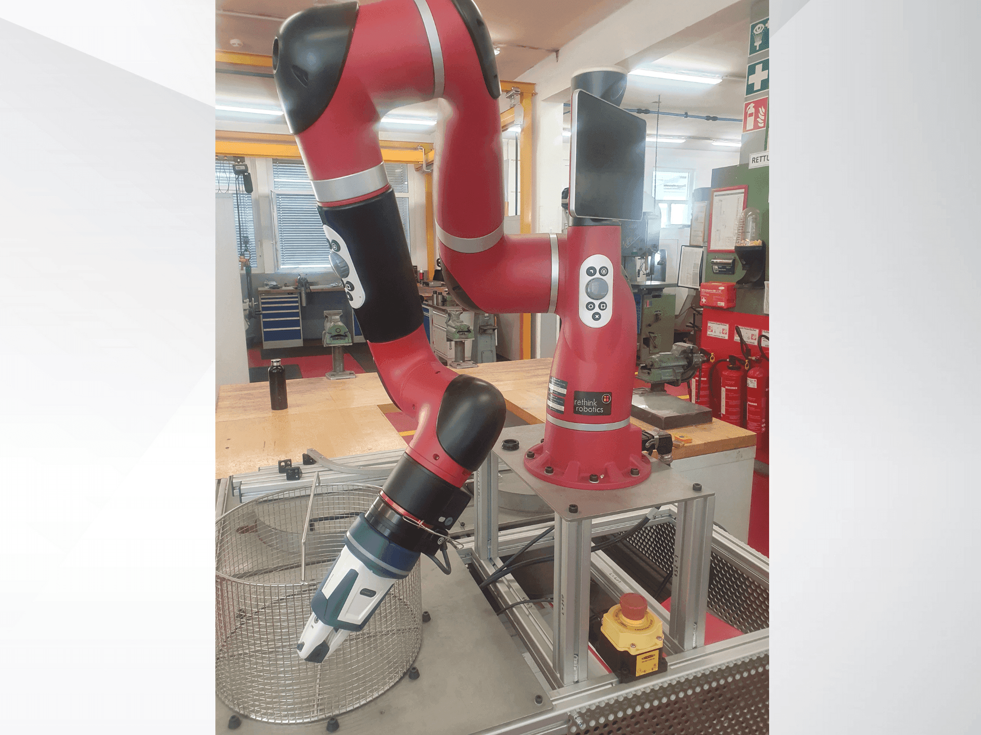 Вид станка RETHINK Robotics Sawyer спереди