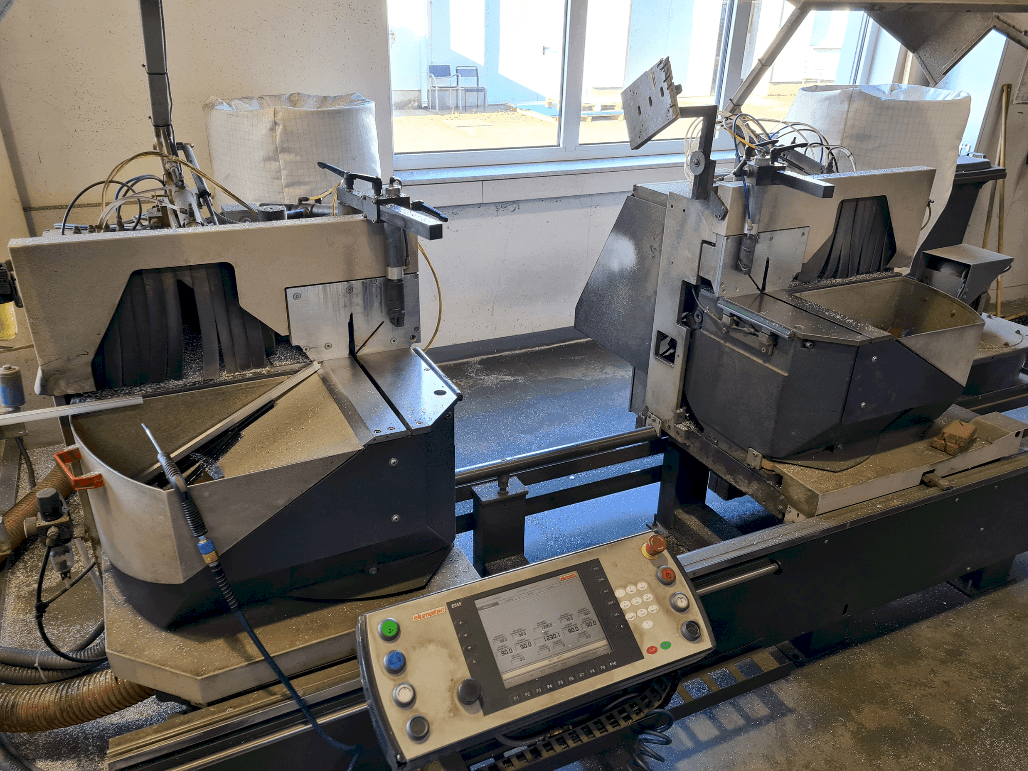 Вид станка Elumatec DG104 спереди