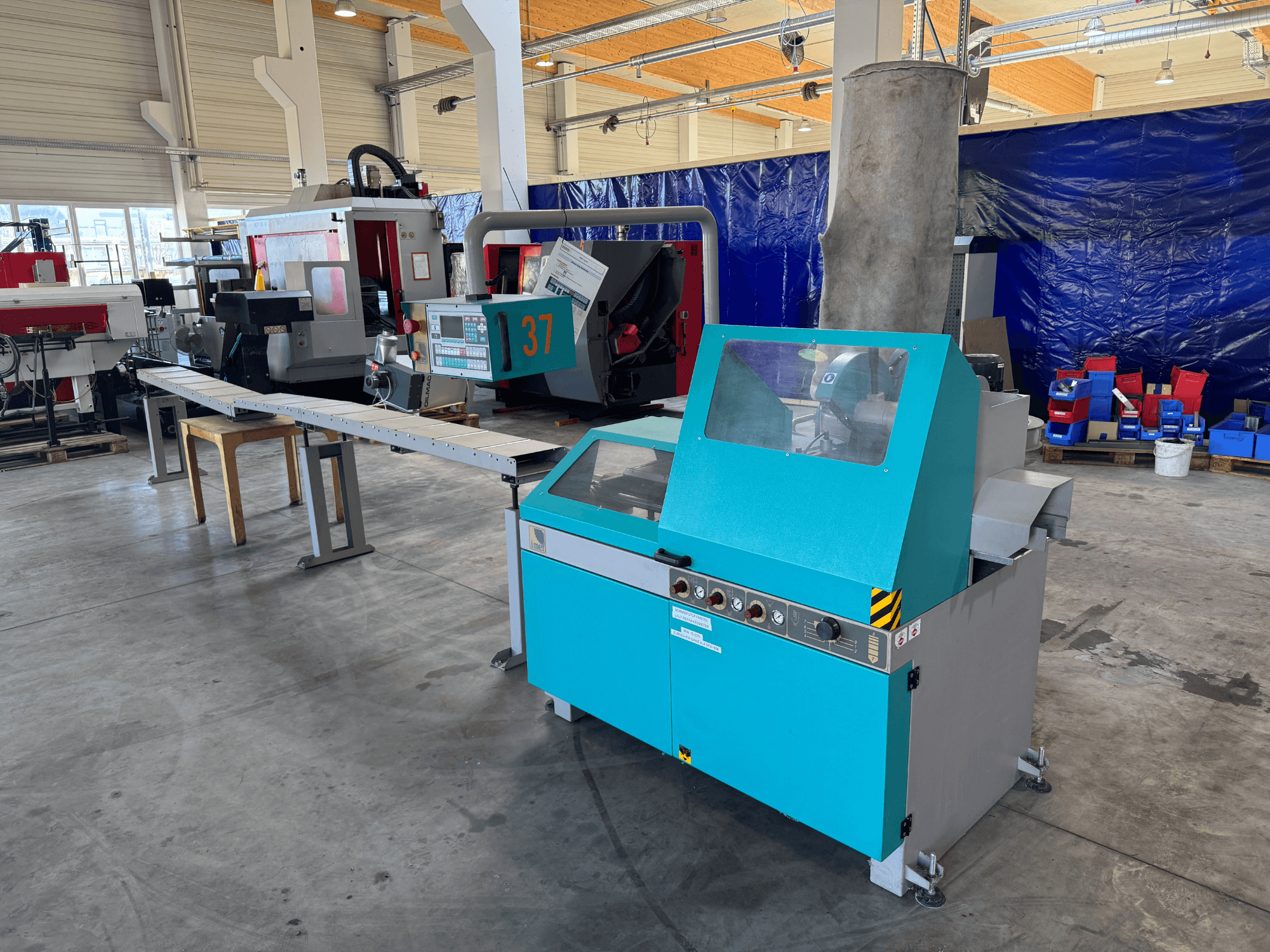 Циркулярная пила по металлу Imet VELOX 350 AF-ENC в мастерской, вид спереди на панель управления и систему пылеудаления.