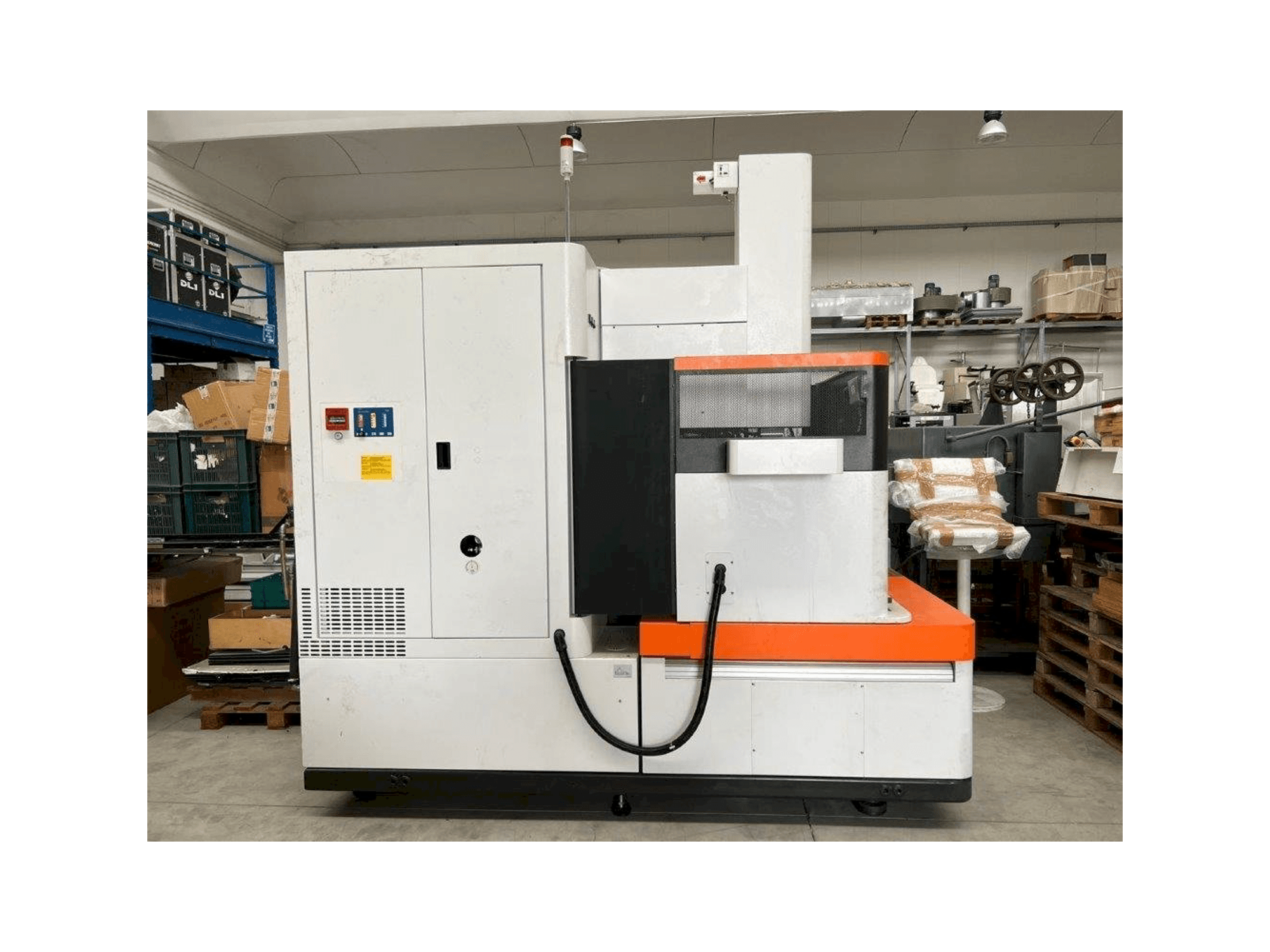 Вид станка AgieCharmilles FORM 30 спереди