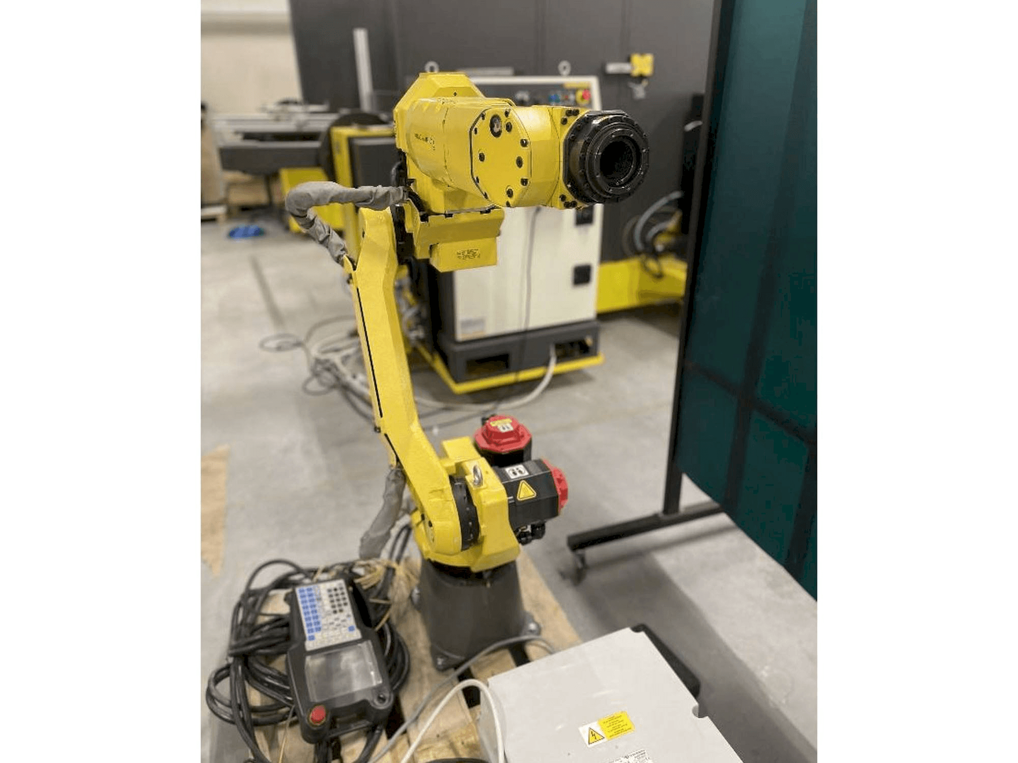 Вид станка FANUC M10iA/12 спереди