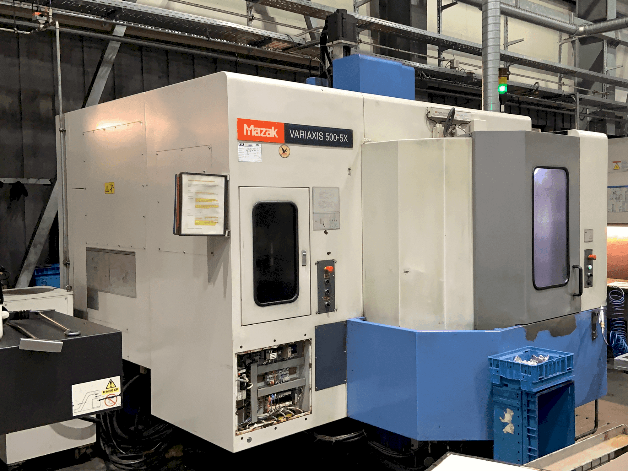 Вид станка Mazak VARIAXIS 500 5X спереди