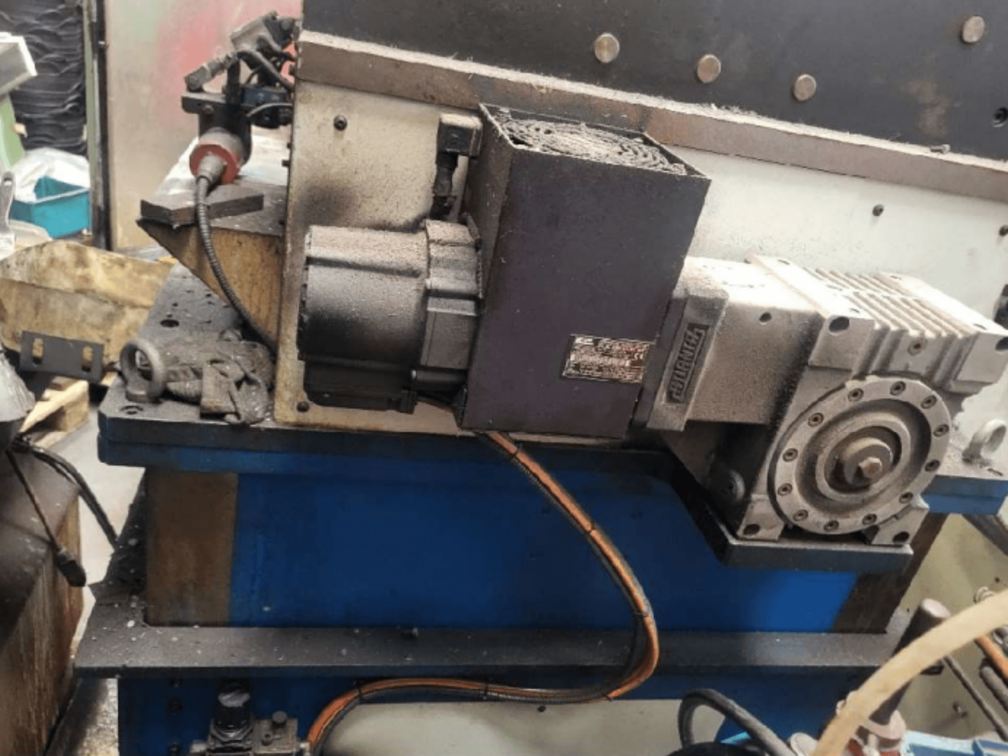 Механический штамповочный пресс PRESSIX 160 CNR 6, вид сбоку с изображением двигателя и соединений на синей платформе.