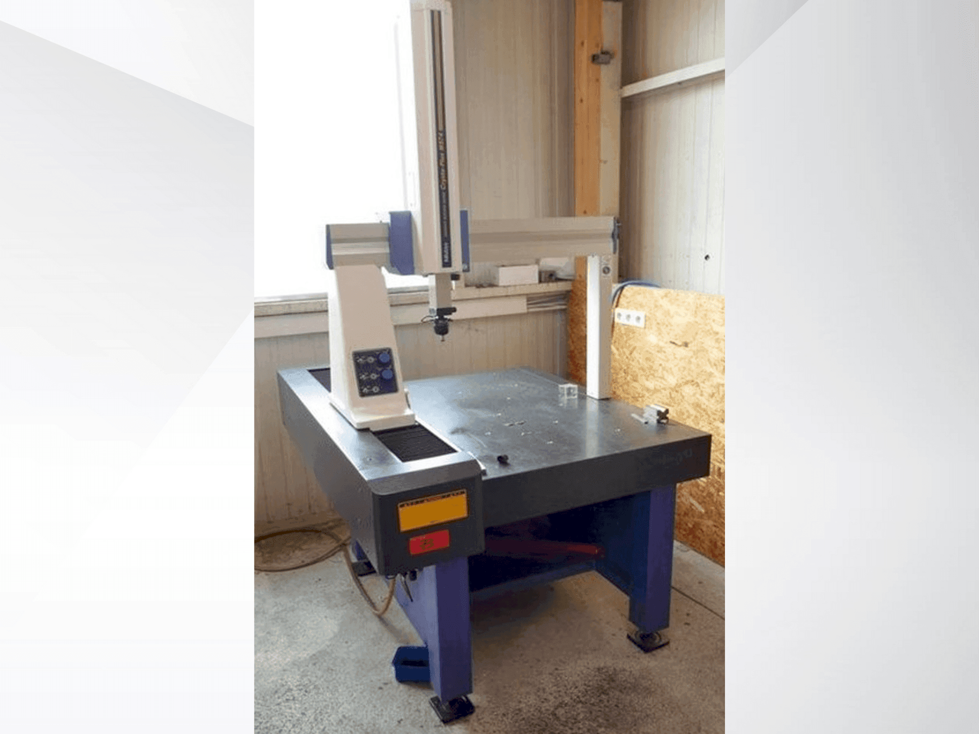 Вид станка Mitutoyo Crysta-Plus M574 спереди