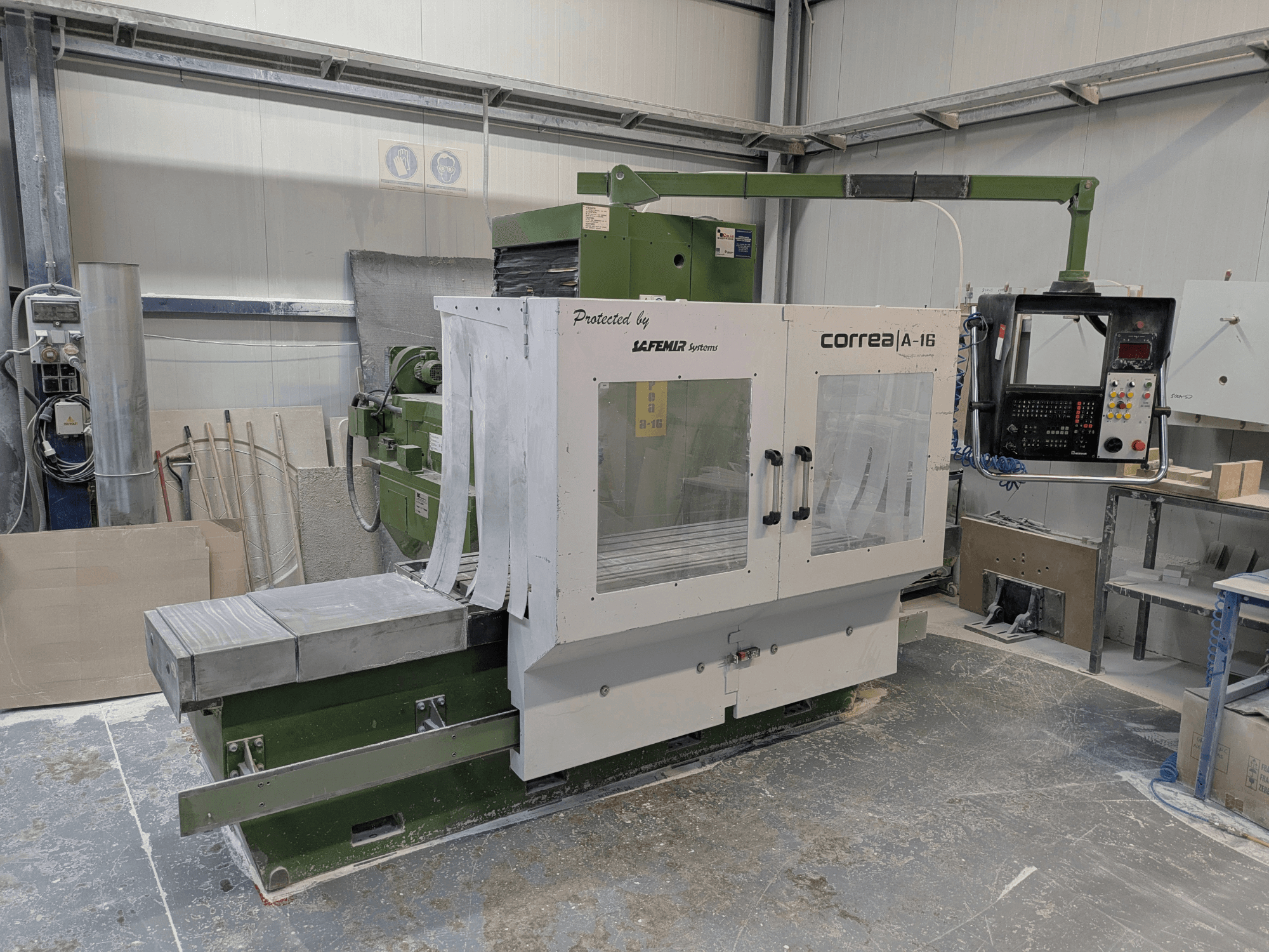 Фрезерный станок Correa A-16 в мастерской, вид спереди с панелью управления и рабочей поверхностью, демонстрирующий промышленный дизайн и функциональность.