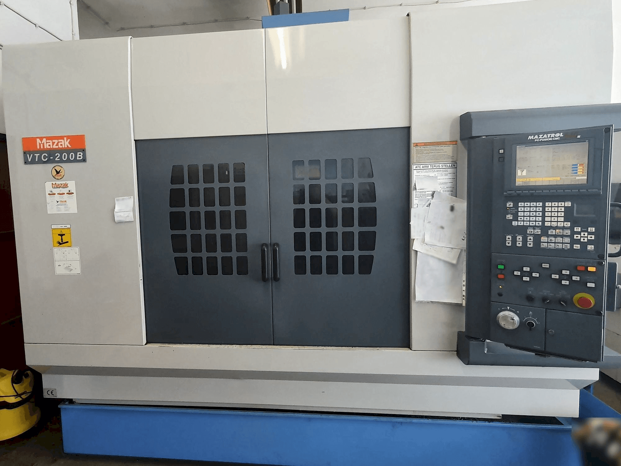 Вид станка Mazak VTC-200B спереди