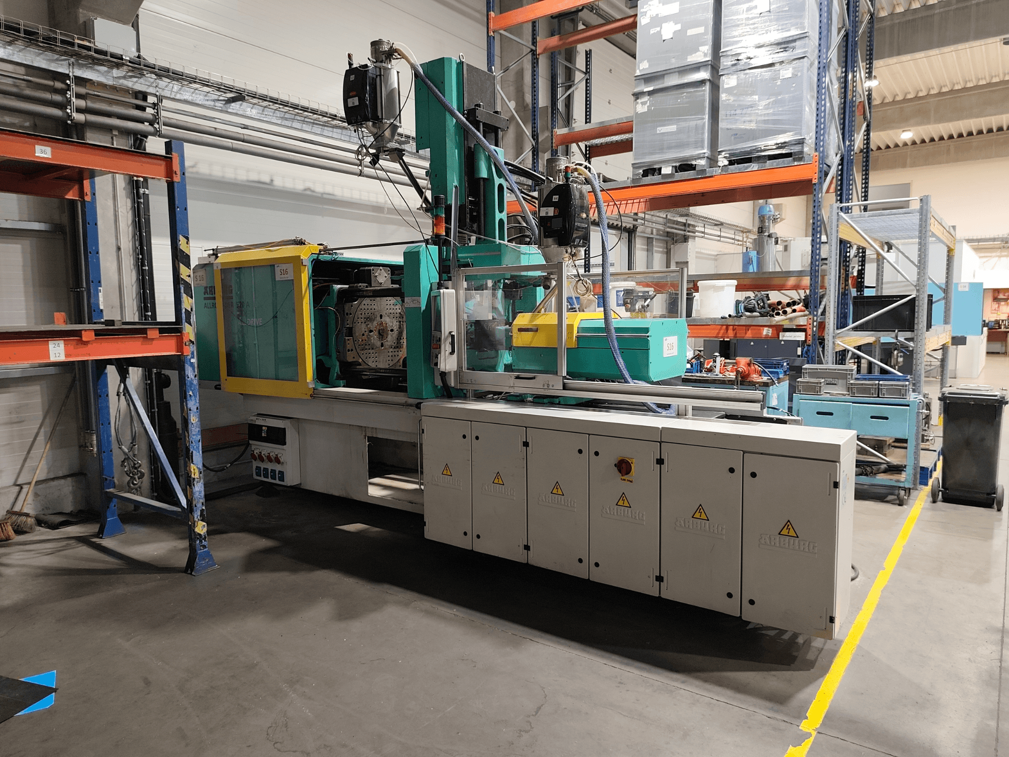 Гидравлический термопластавтомат Arburg Allrounder 520 A 1500-70 Alldrive, вид сбоку в заводских условиях.