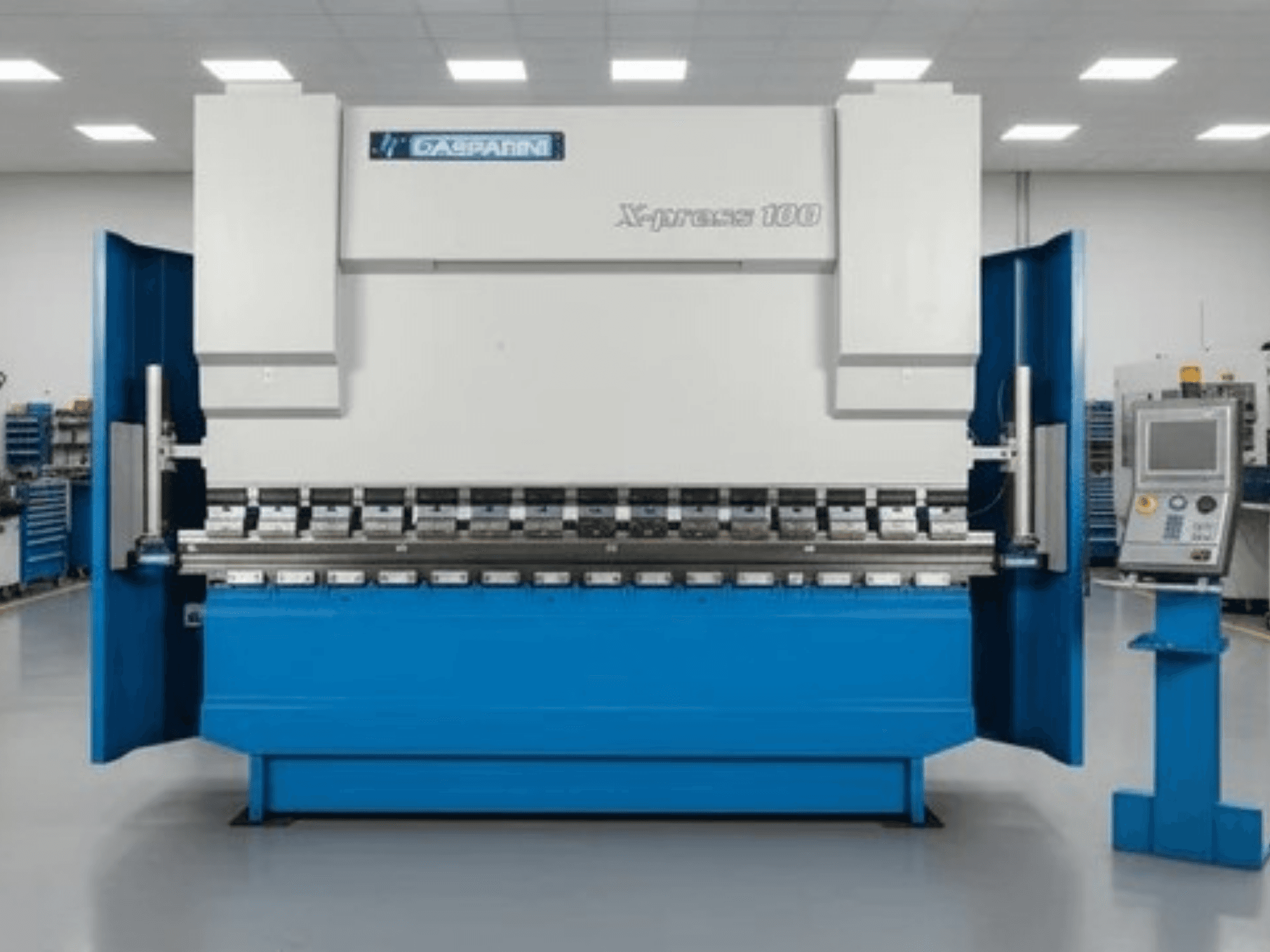 Гидравлический пресс GASPARINI X-Press 100, вид спереди, с синим корпусом и панелью управления с правой стороны.