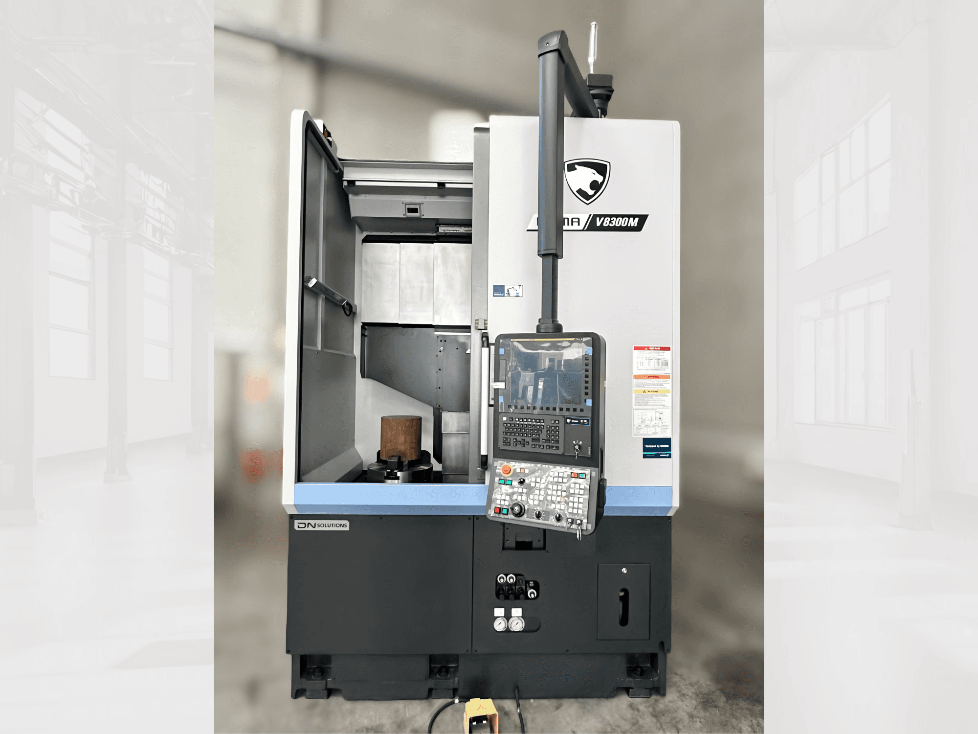 Вертикальный токарный станок Puma V8300MR с видом спереди, с панелью управления и открытой дверью, демонстрирующей внутреннее пространство.