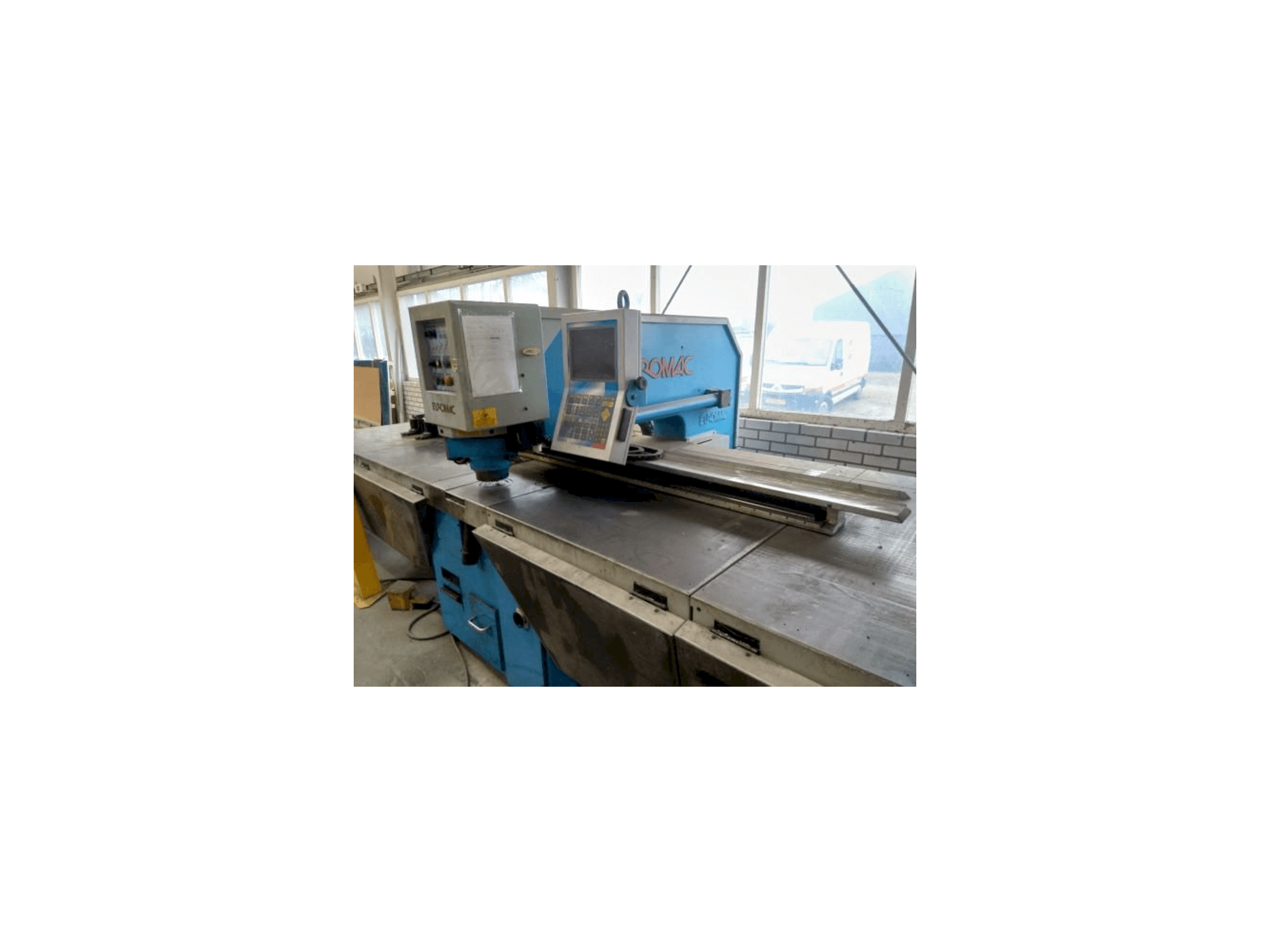 Вид станка Euromac CX 1000/30 спереди