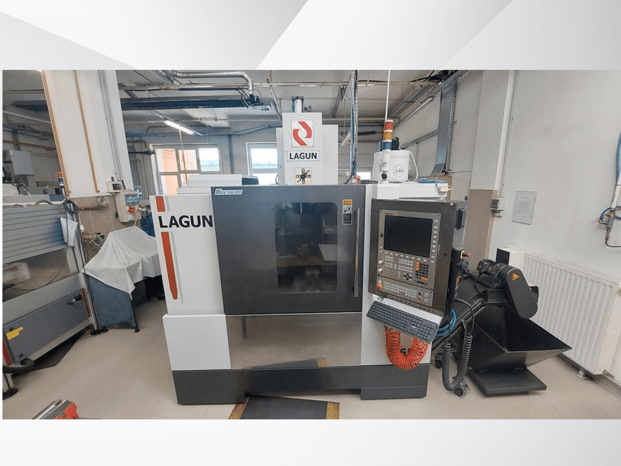 Вертикальный обрабатывающий центр LAGUN L650 в виде спереди, на котором видны панель управления, большая рабочая зона и система пылеудаления.