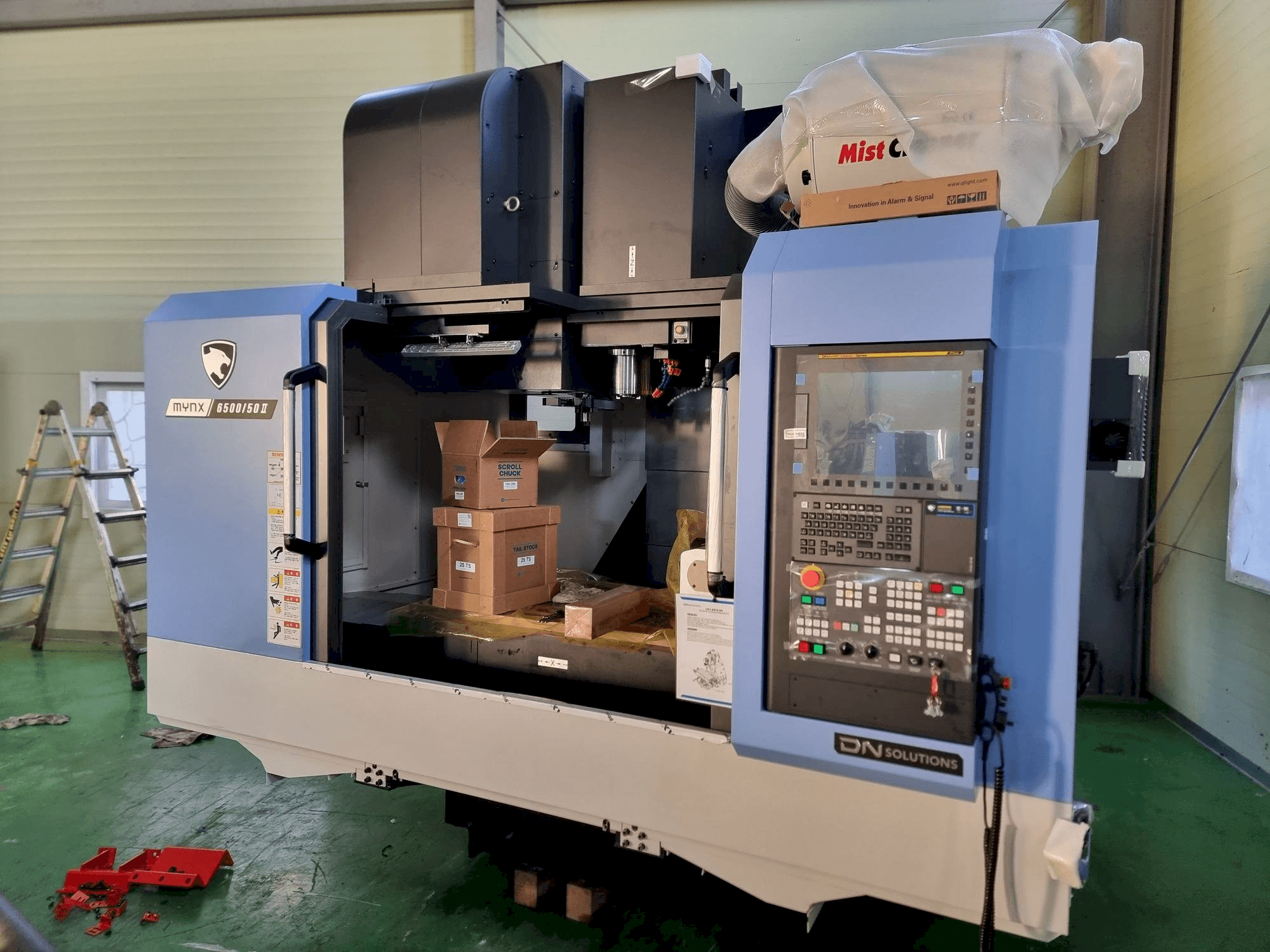 Вид станка DN SOLUTIONS MYNX 6500/50 спереди