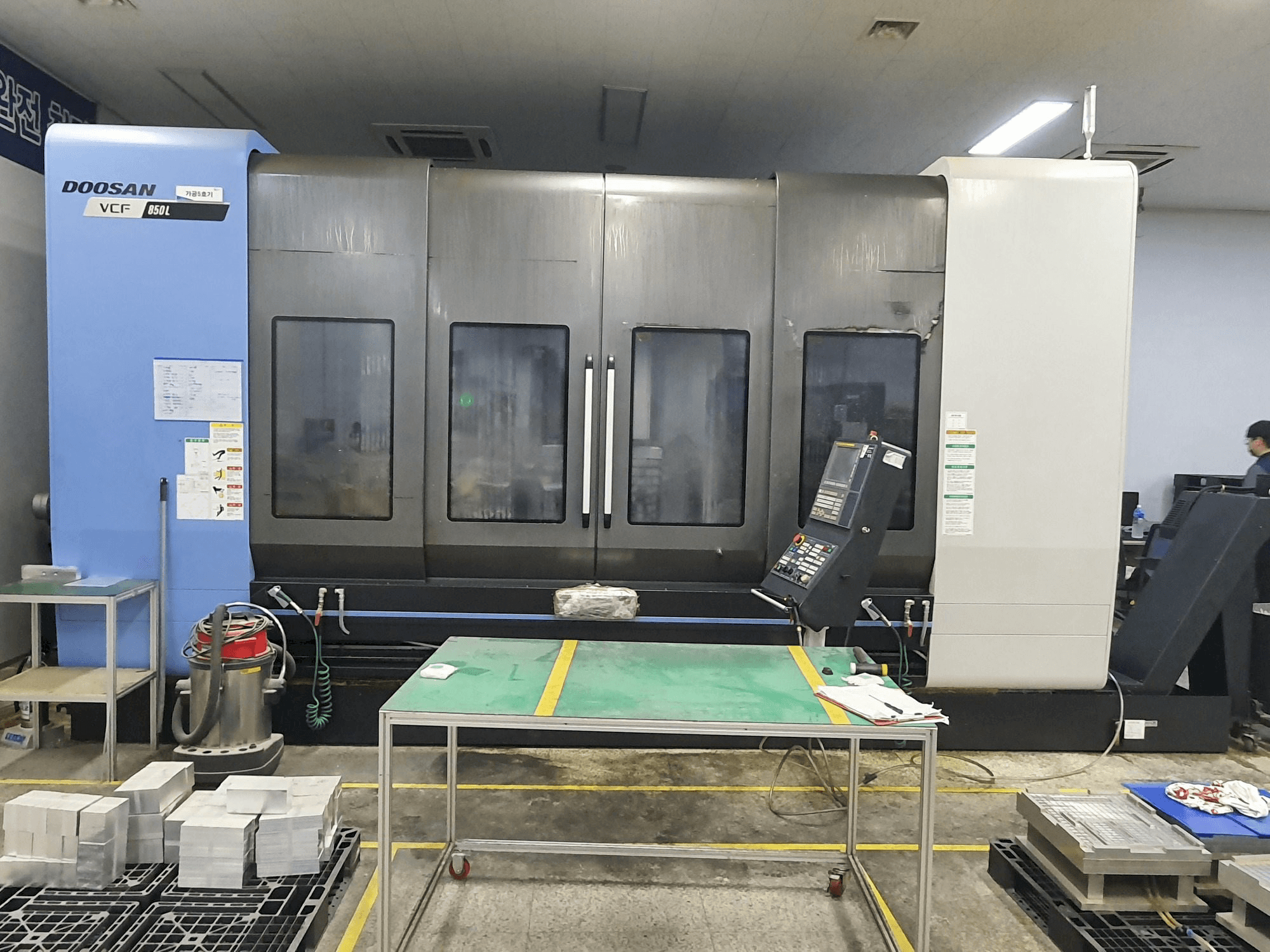 Вид станка Doosan VCF850L спереди