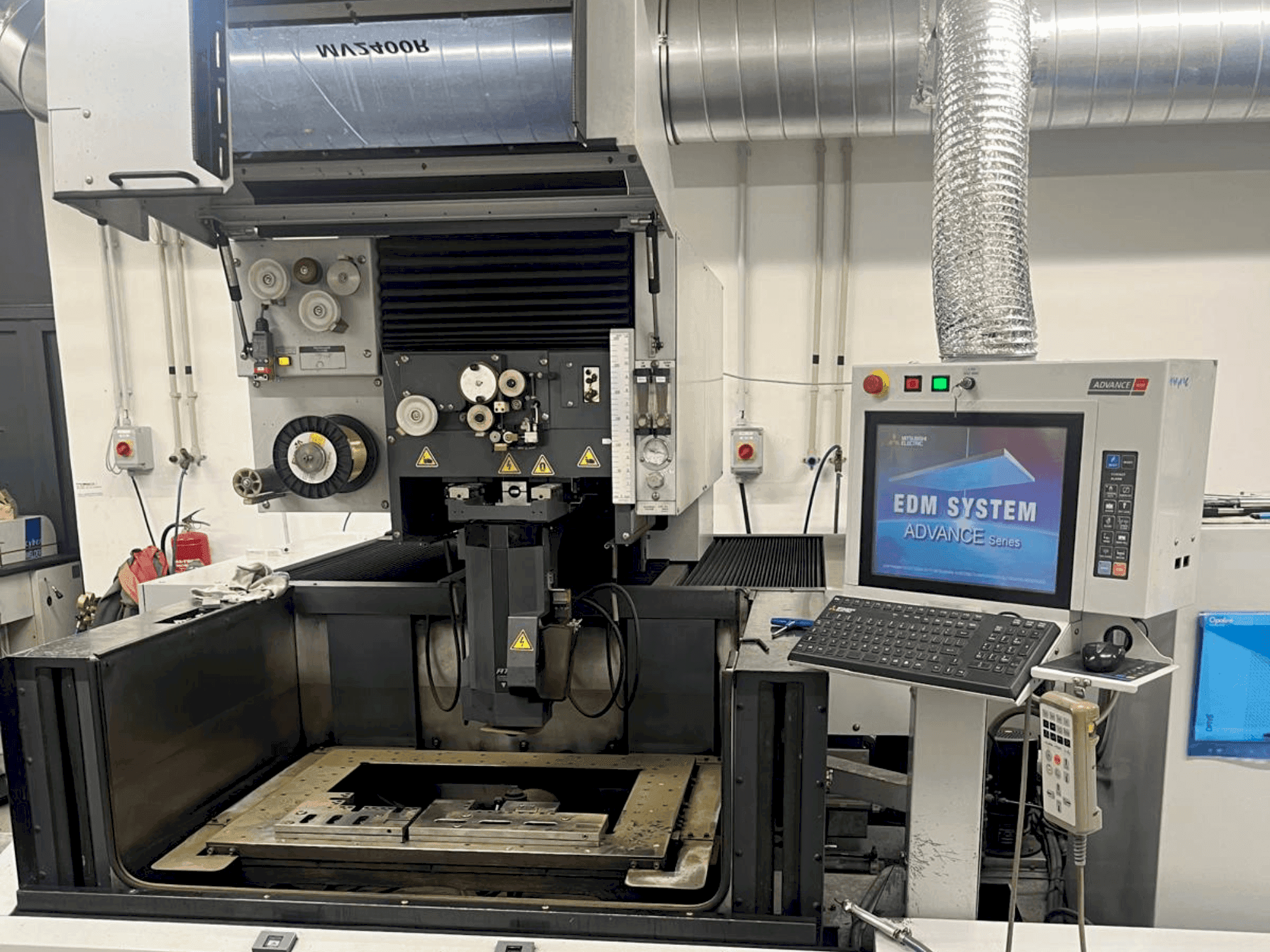 Вид станка Mitsubishi MV2400 R спереди