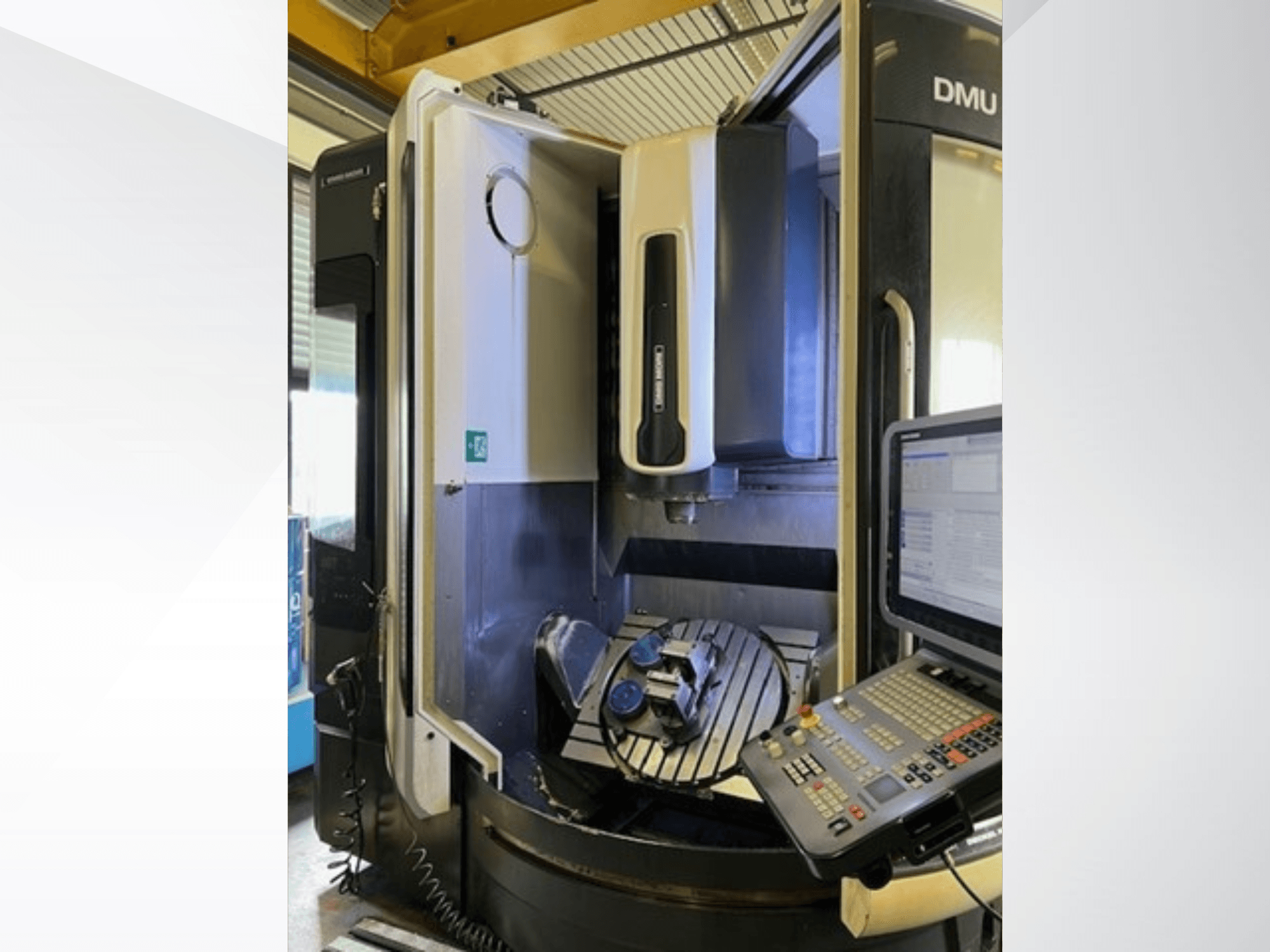 Моноблочный универсальный обрабатывающий центр DMG MORI DMU 75, вид спереди, демонстрирует панель управления и заготовку на столе.