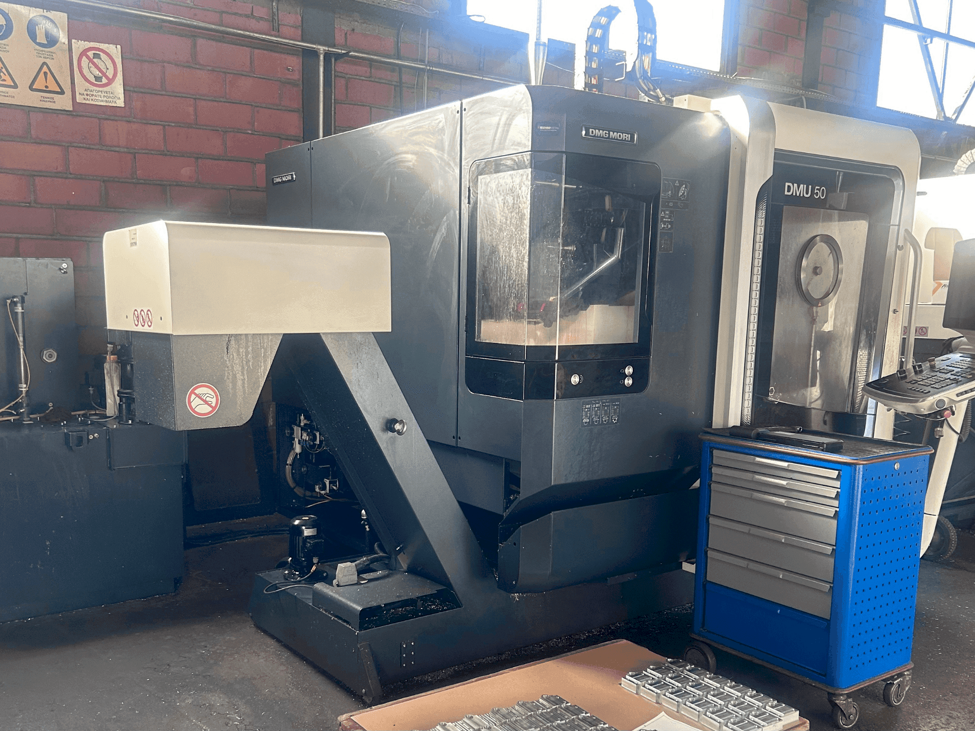 Вид станка DMG MORI DMU 50 спереди