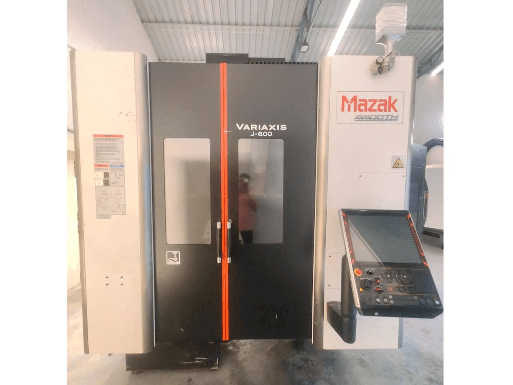 Вид станка Mazak Variaxis J-600 спереди