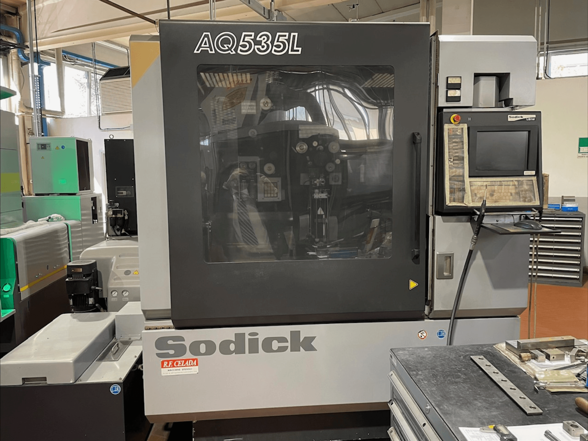 Вид спереди станка Sodick AQ535L Wire EDM, панель управления и прозрачный защитный кожух.